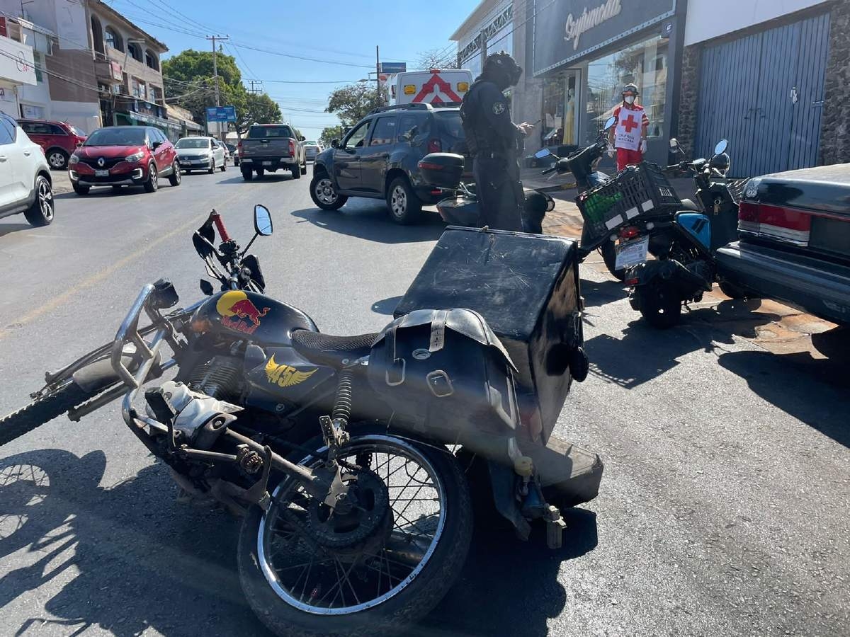 Choque entre dos motos deja una mujer lesionada