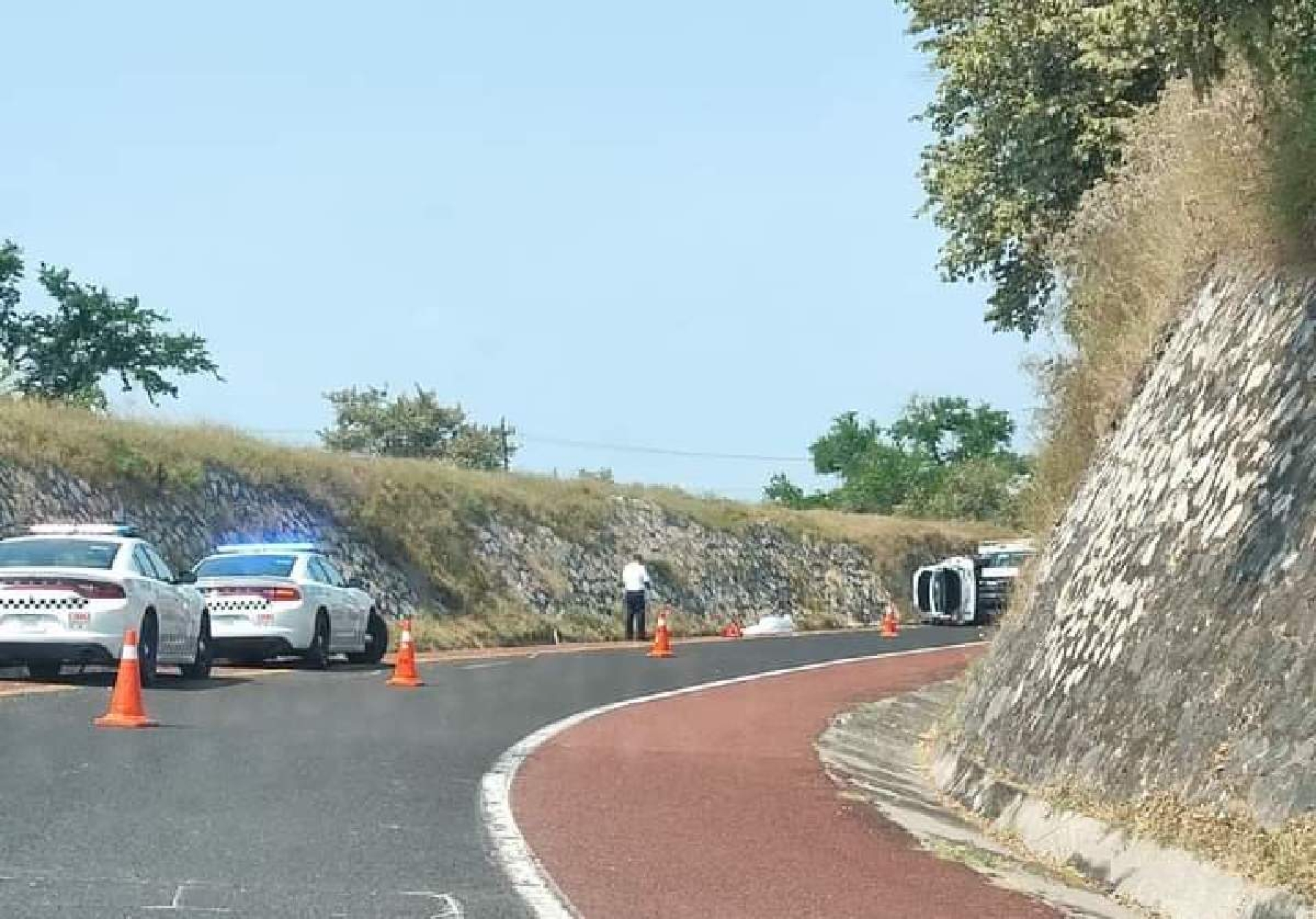 Vuelca taxi en la Autopista del Sol