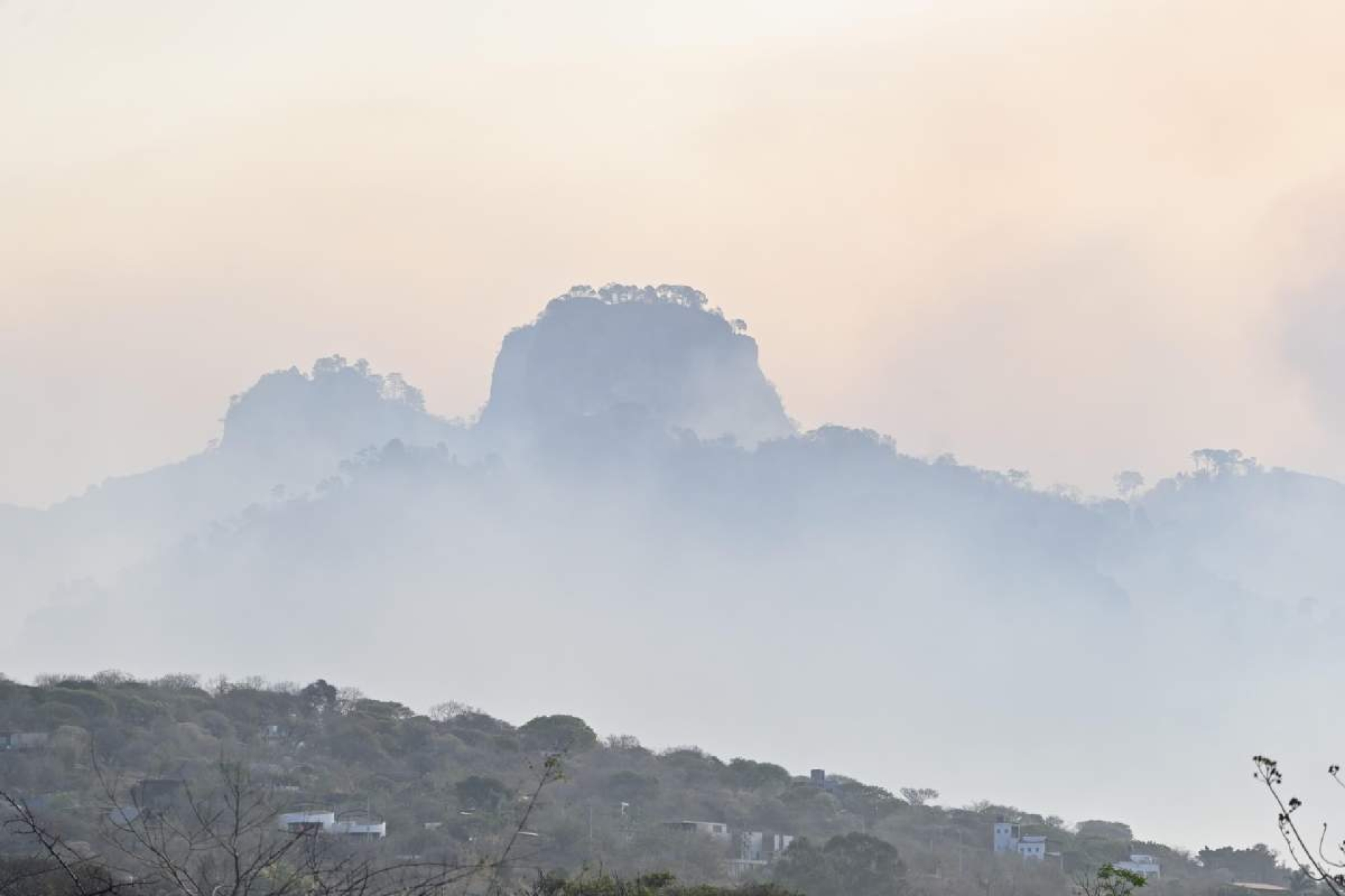 Restringen acceso a senderos y Tepozteco por incendios