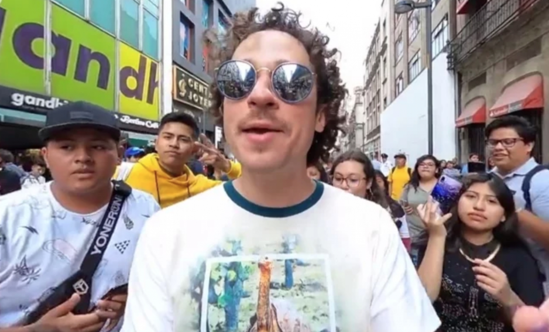 Captan a sujeto acosando a mujer en VIDEO de Luisito Comunica