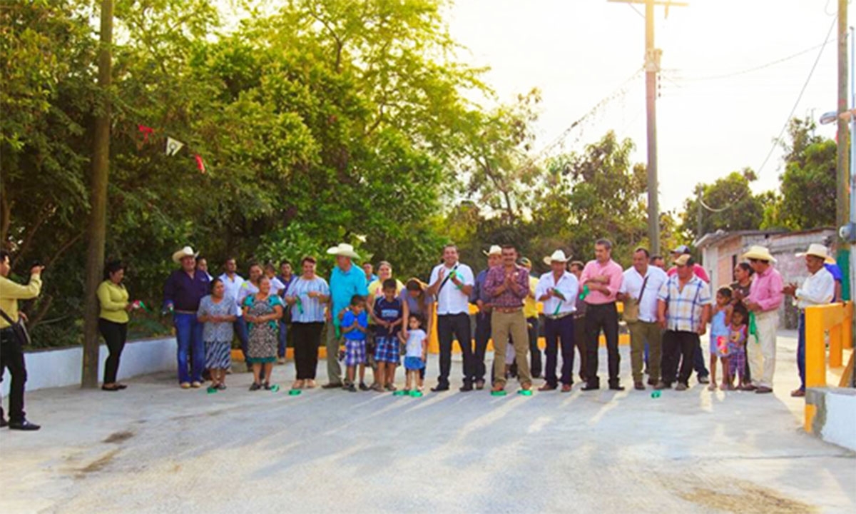 Edgar Muñoz Sanabria e integrantes del Cabildo inauguraron obras en la comunidad de Tlalayo