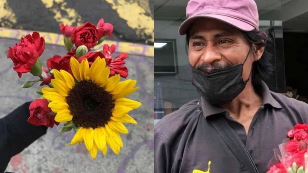 Hombre regala flores en la Fiscalía CDMX tras haber encontrado a su hija desaparecida