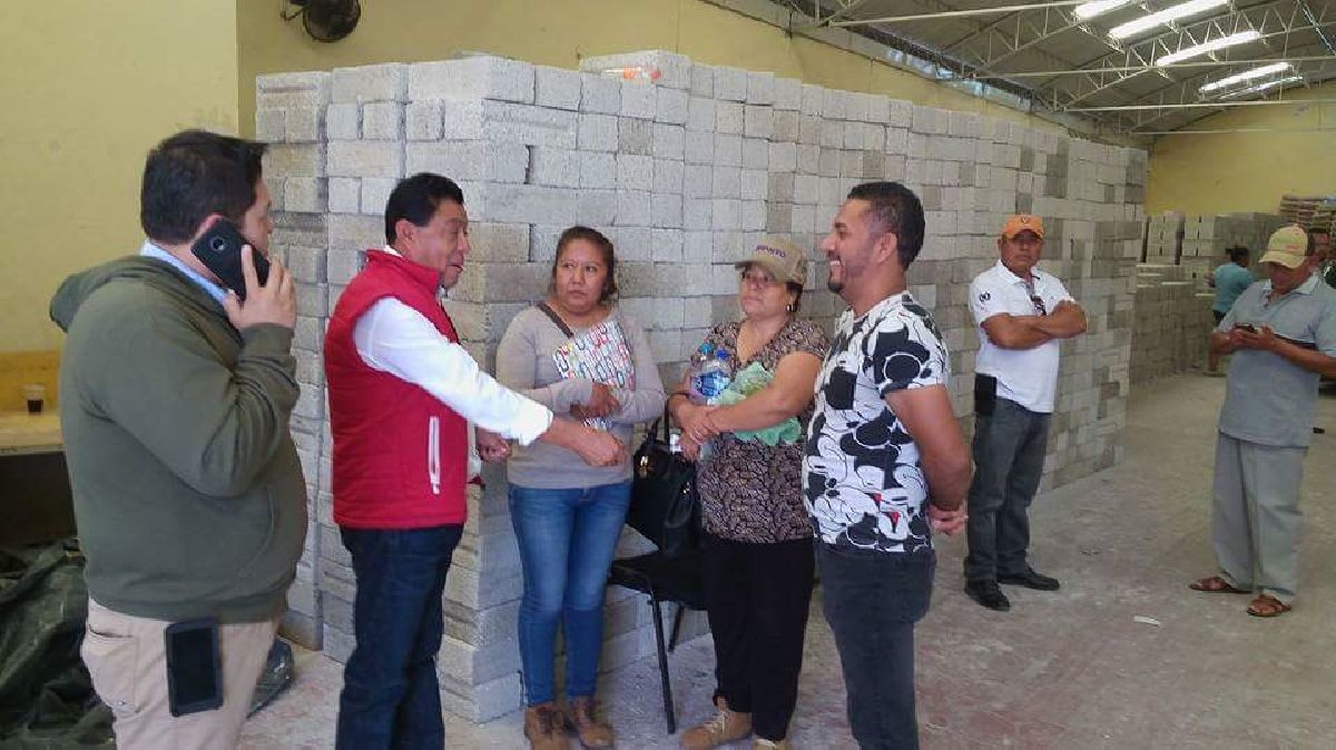 Edil de Jonacatepec entrega material de construcción a damnificados por sismo