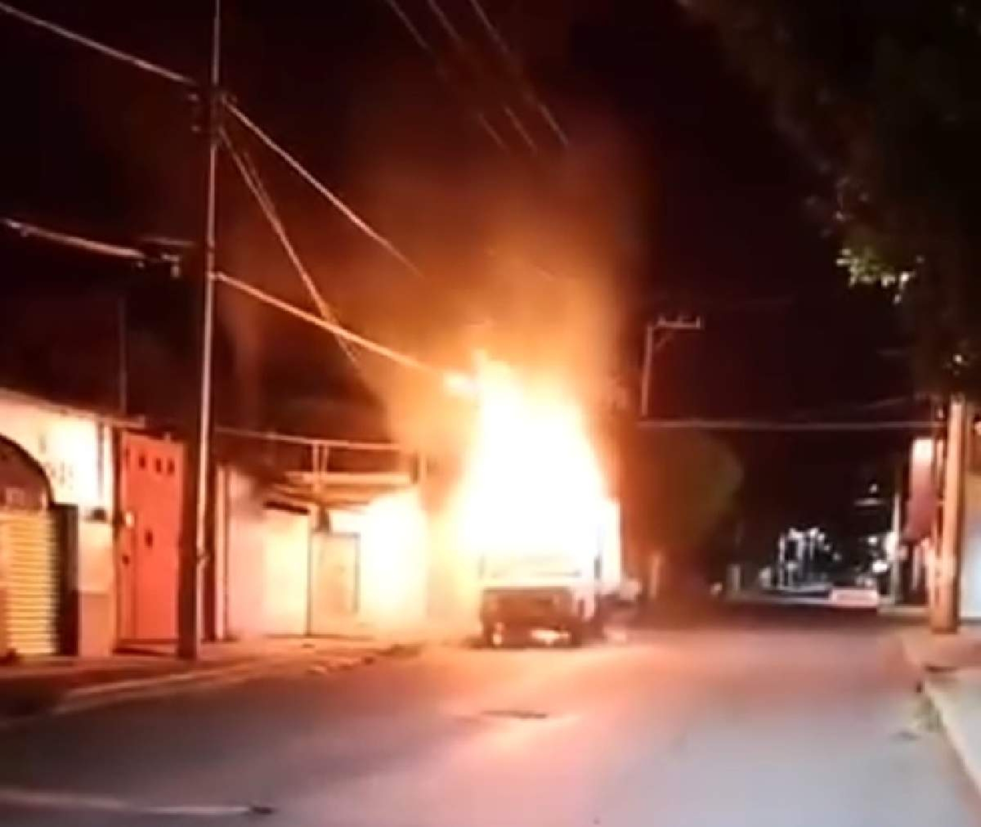Incendio destruye camioneta en Temixco