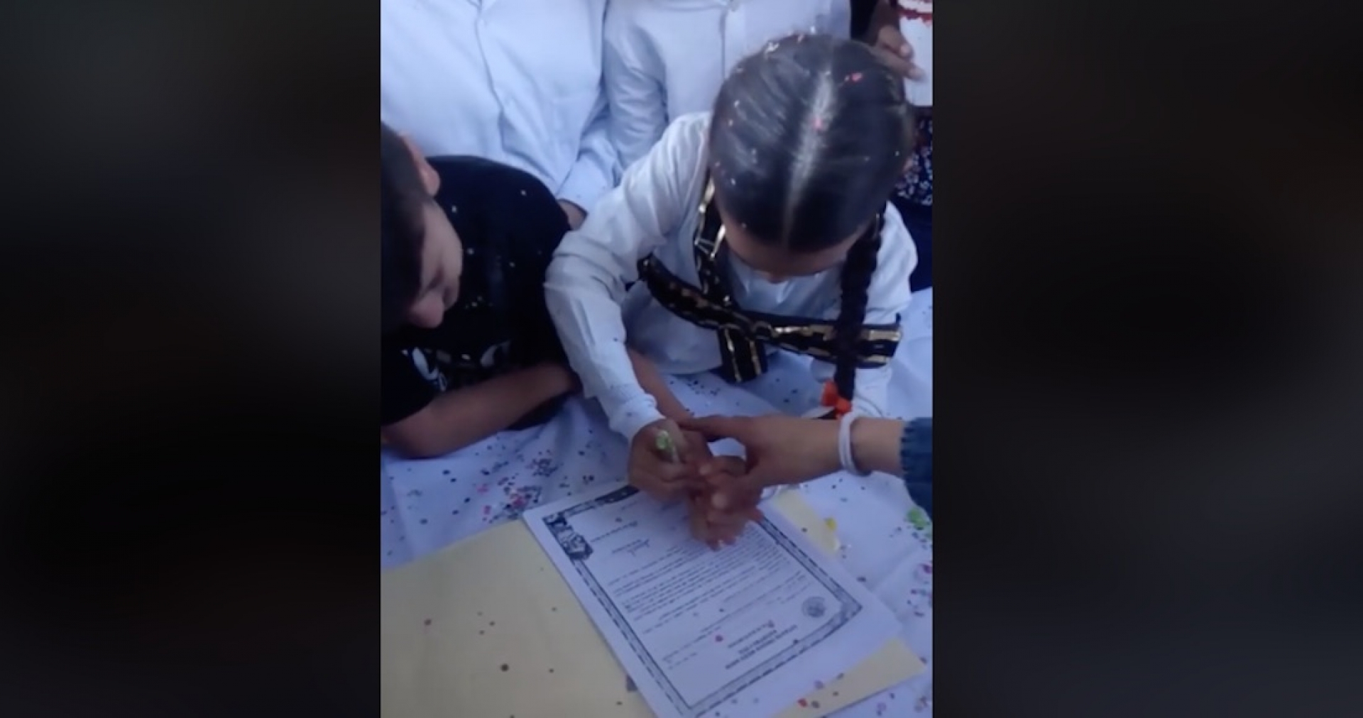 ¡A LA FUERZA! Una niña obliga a su compañero a casarse con ella durante una kermés