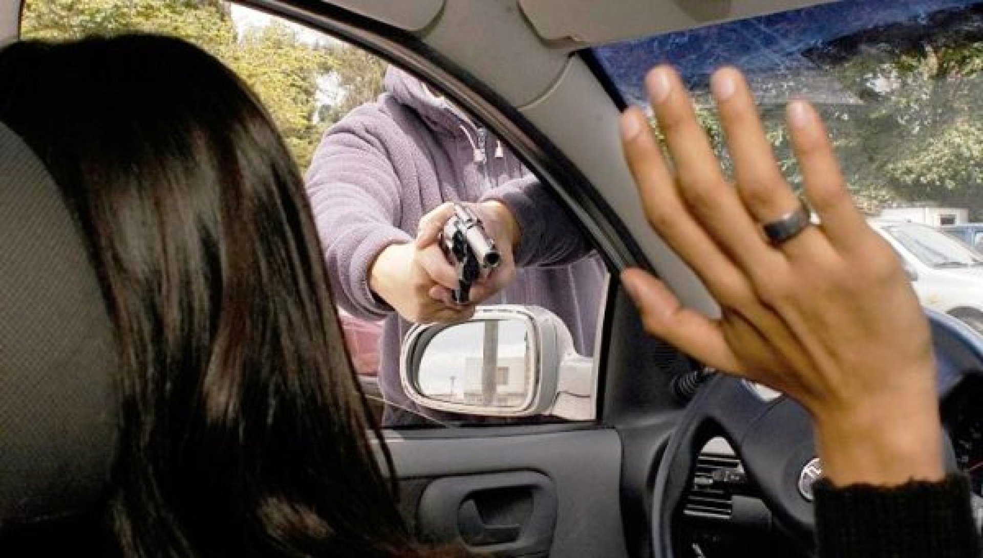 Lo acusan de robar un auto a mano armada
