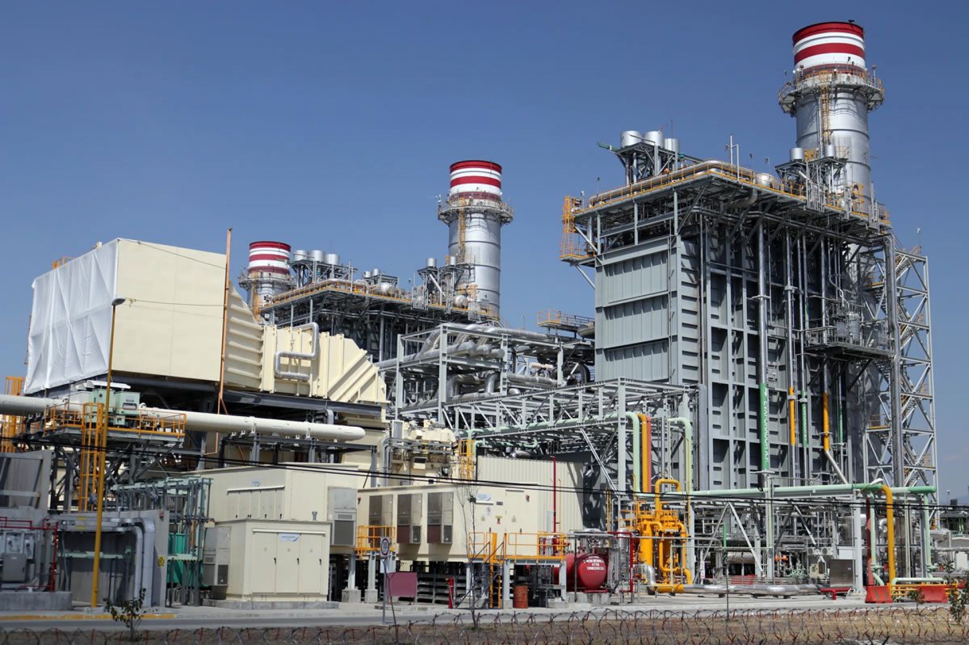 Empresarios solicitan concluir ferrocarril y termoeléctrica