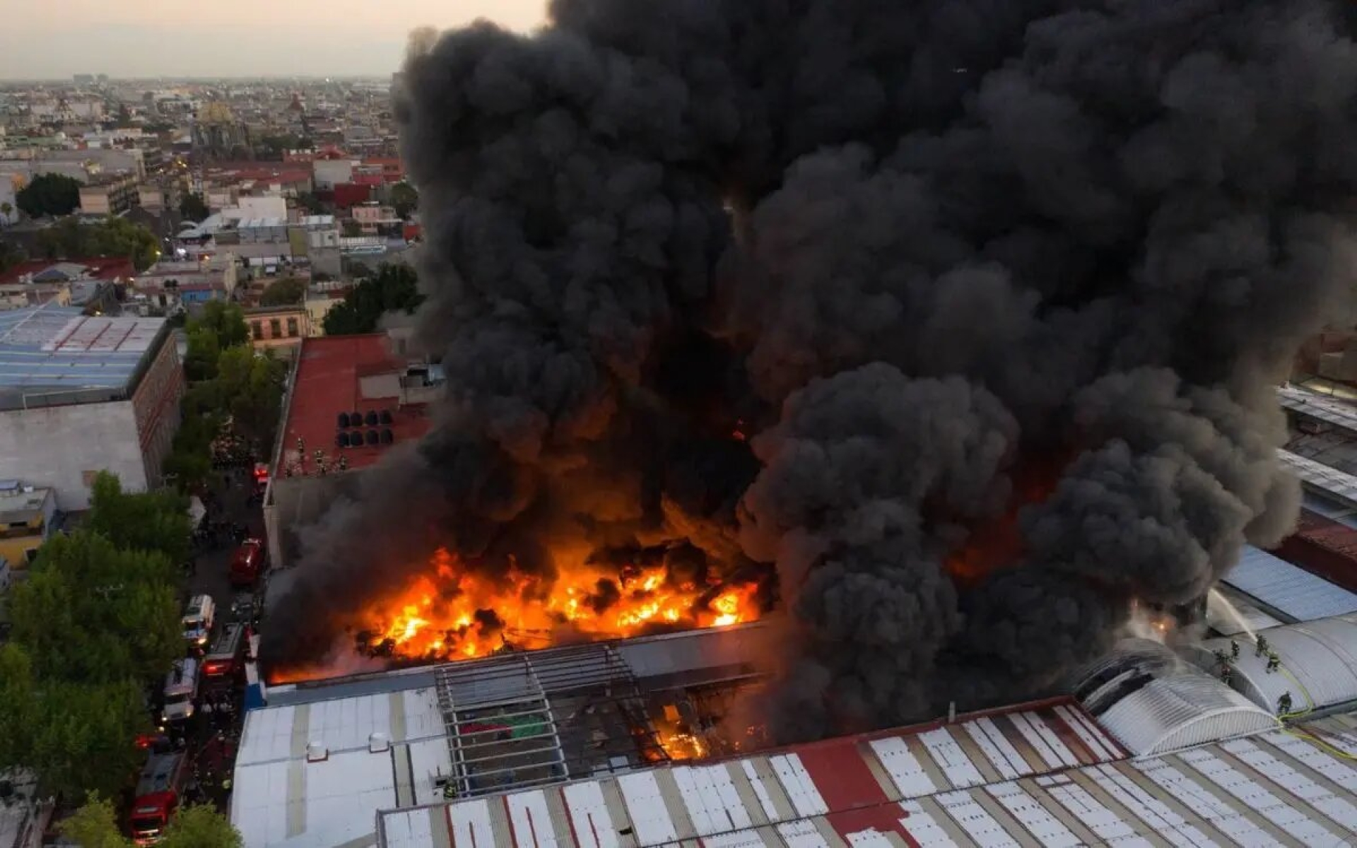 Tras más de 10 horas, extinguen totalmente incendio en bodega de Tepito