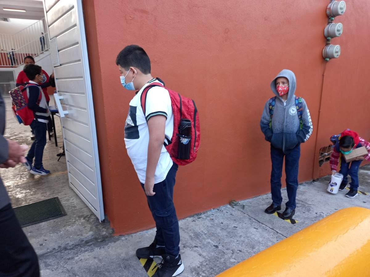 Noventa por ciento de maestros tienen vacuna de refuerzo: IEBEM