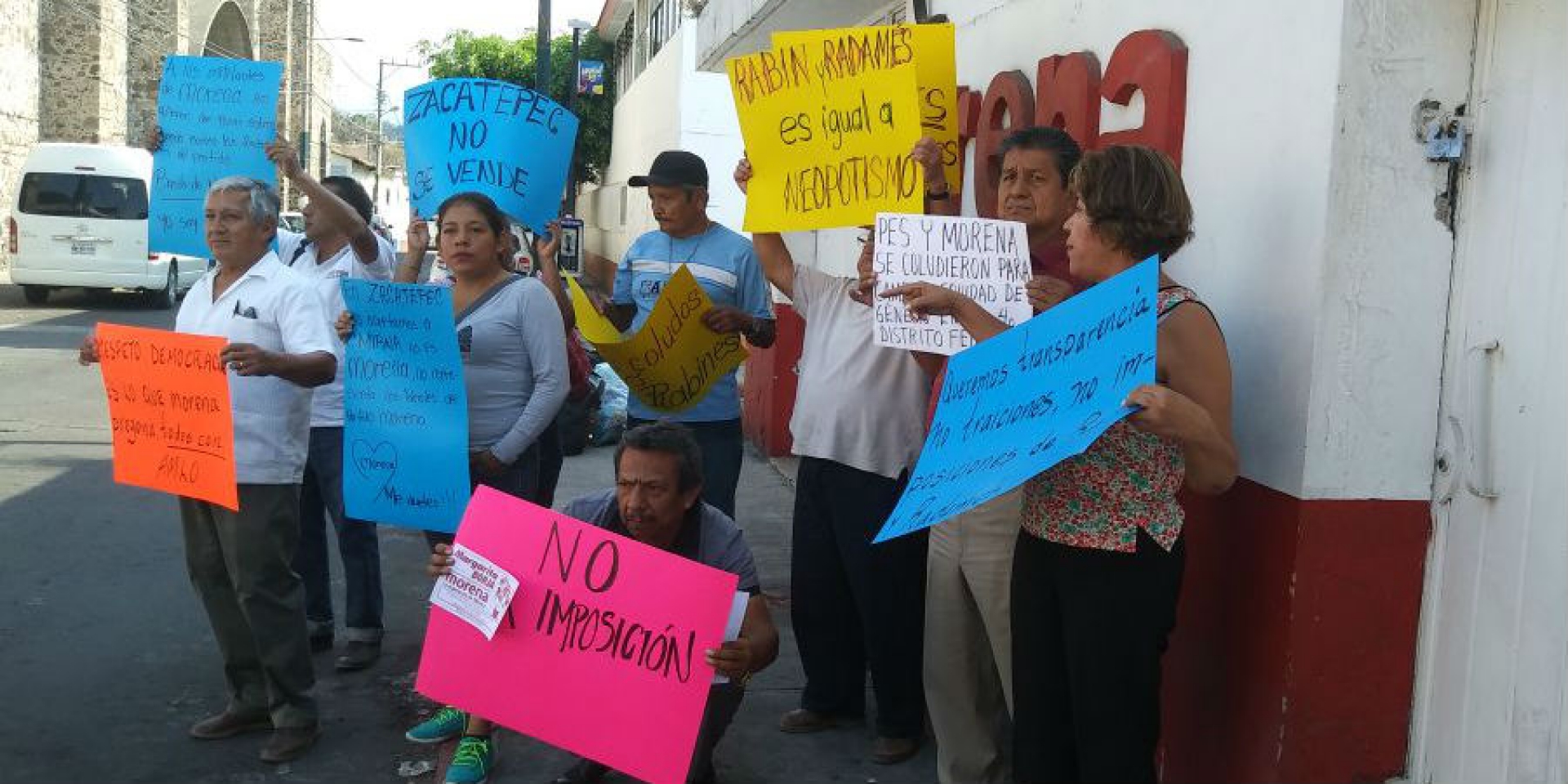 Protestan militantes de Morena por 'imposición de candidatos' a diputados federales y alcaldes