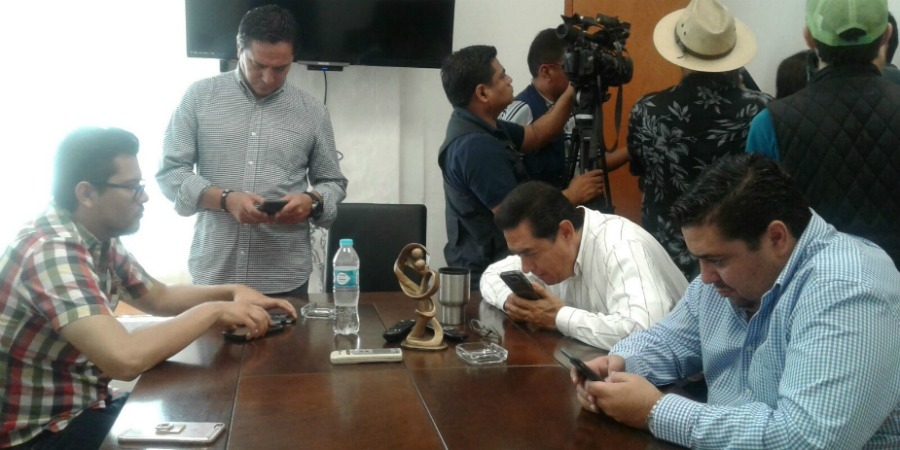 Diputados opositores hacen plantón; reclaman pago a sus empleados