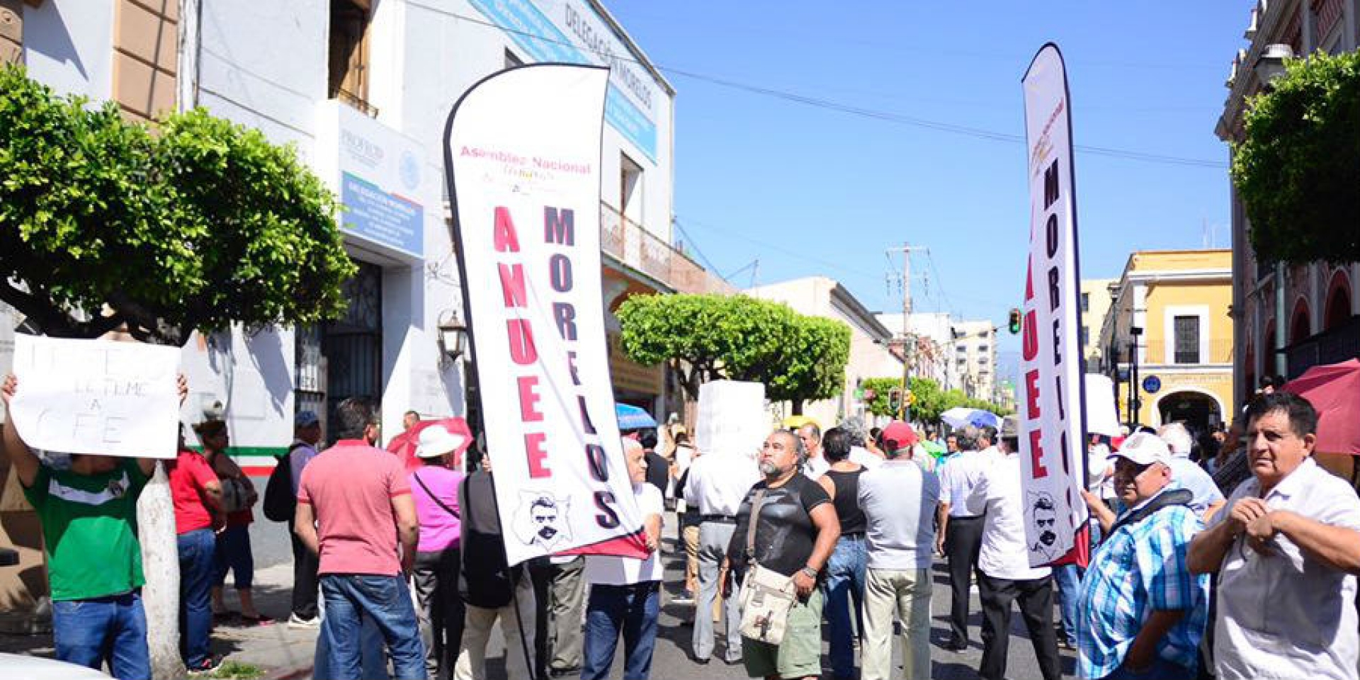 Se manifiestan integrantes de la ANUEE en la Profeco