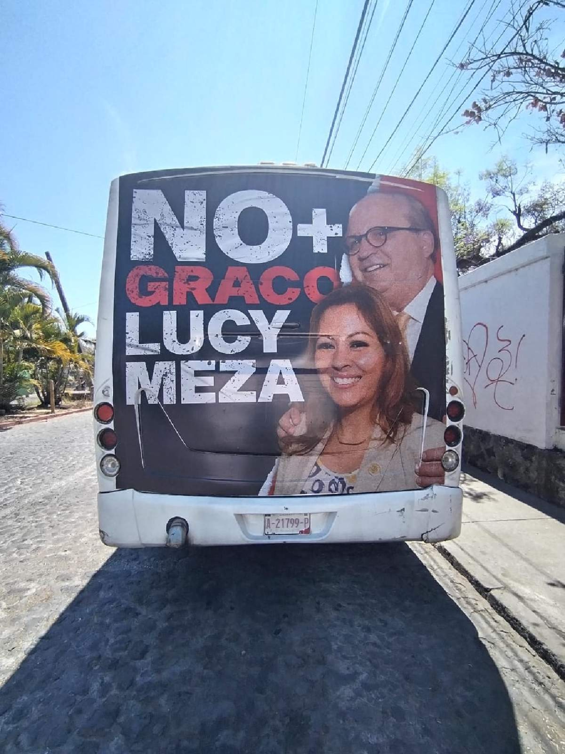 Sigue la guerra sucia en espectaculares