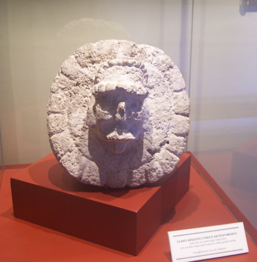 Clavo antropomorfo de la arqueología maya, pieza de diciembre en el Museo Cuauhnáhuac