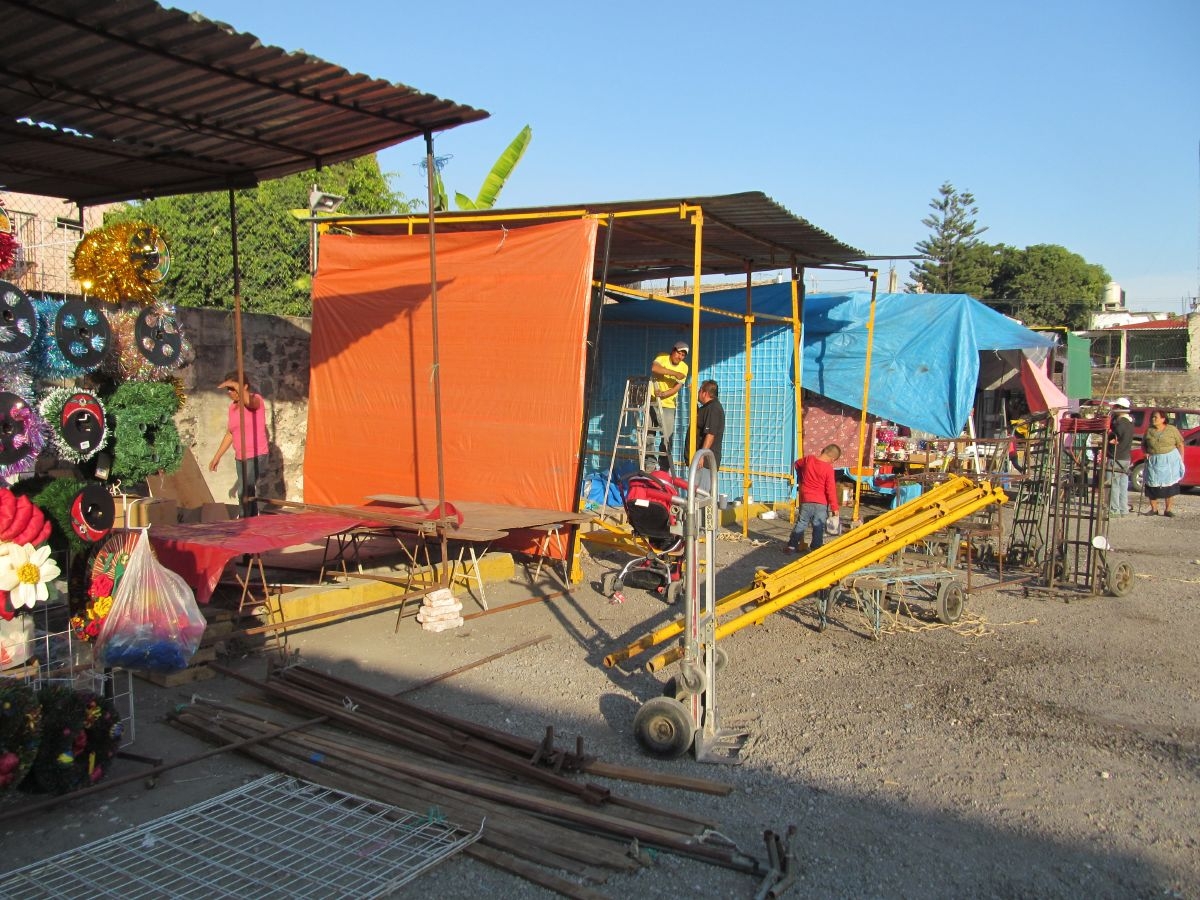Transigen comerciantes de temporada de Jojutla y se instalan en corralón de autobuses