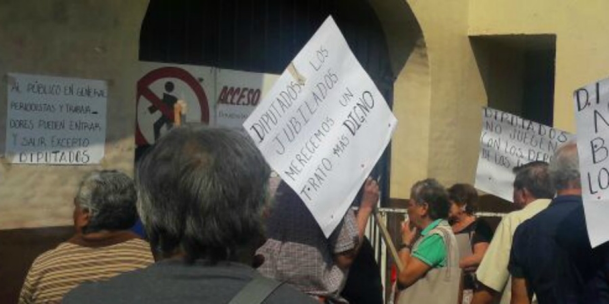 Protestan jubilados y pensionados en el Congreso local