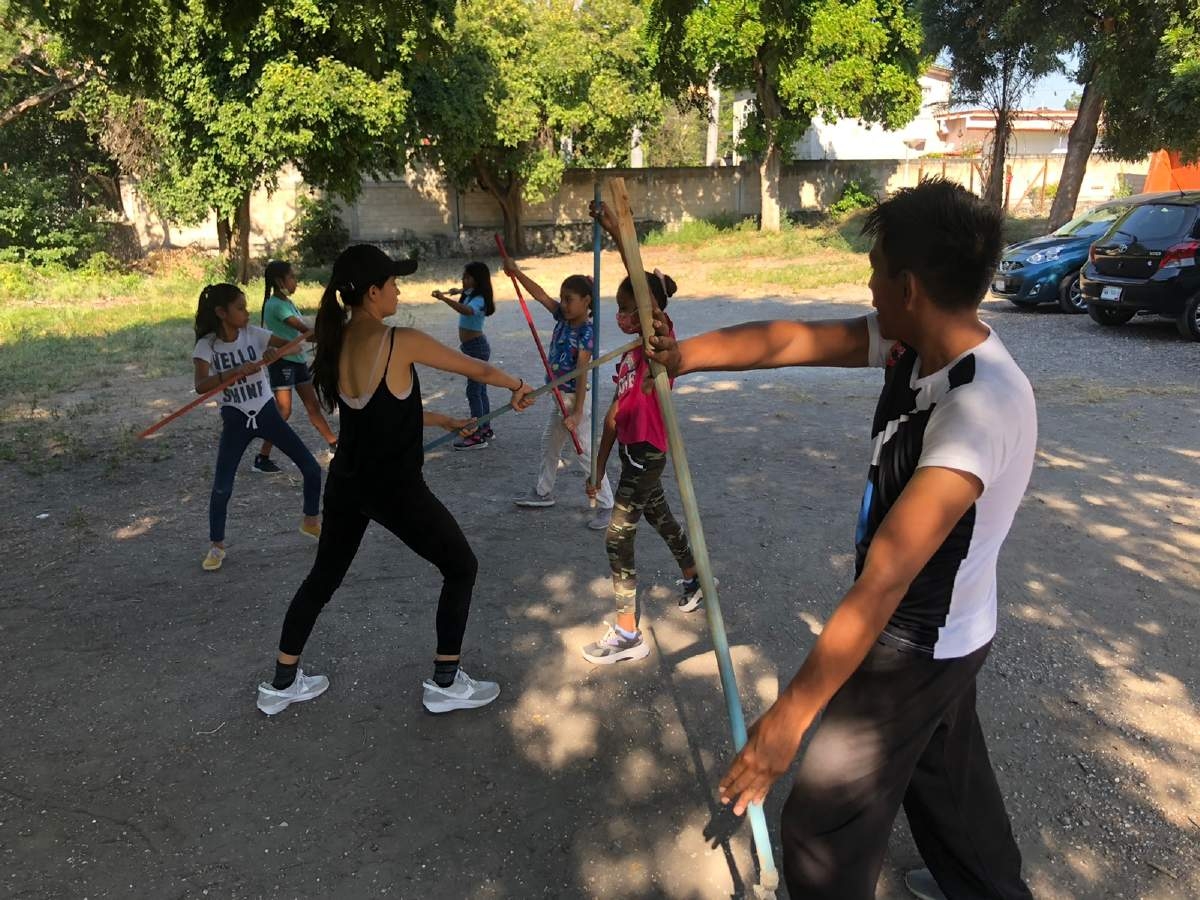 Imparten taller de defensa personal a niñas de Puente de Ixtla