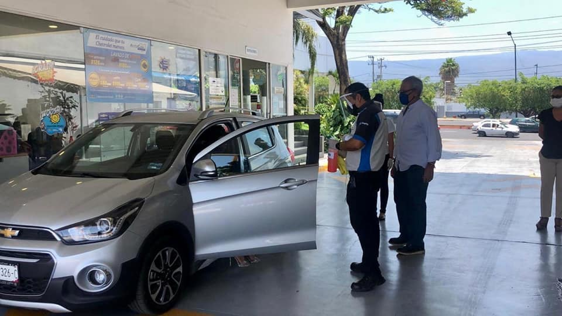 Supervisan protocolos sanitarios en distribuidoras de automóviles