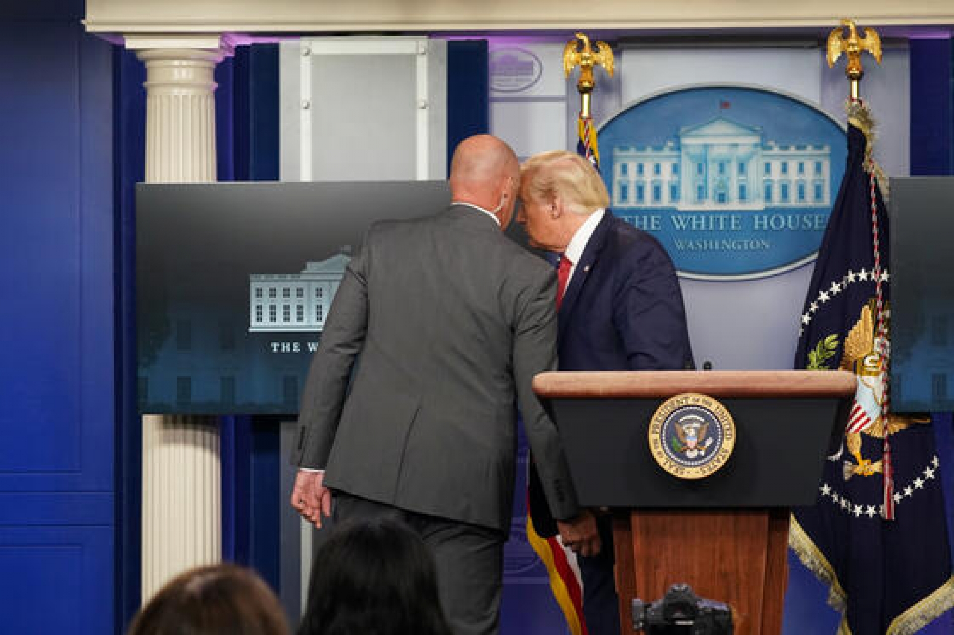 Trump, obligado a interrumpir una rueda de prensa tras un tiroteo junto a la Casa Blanca
