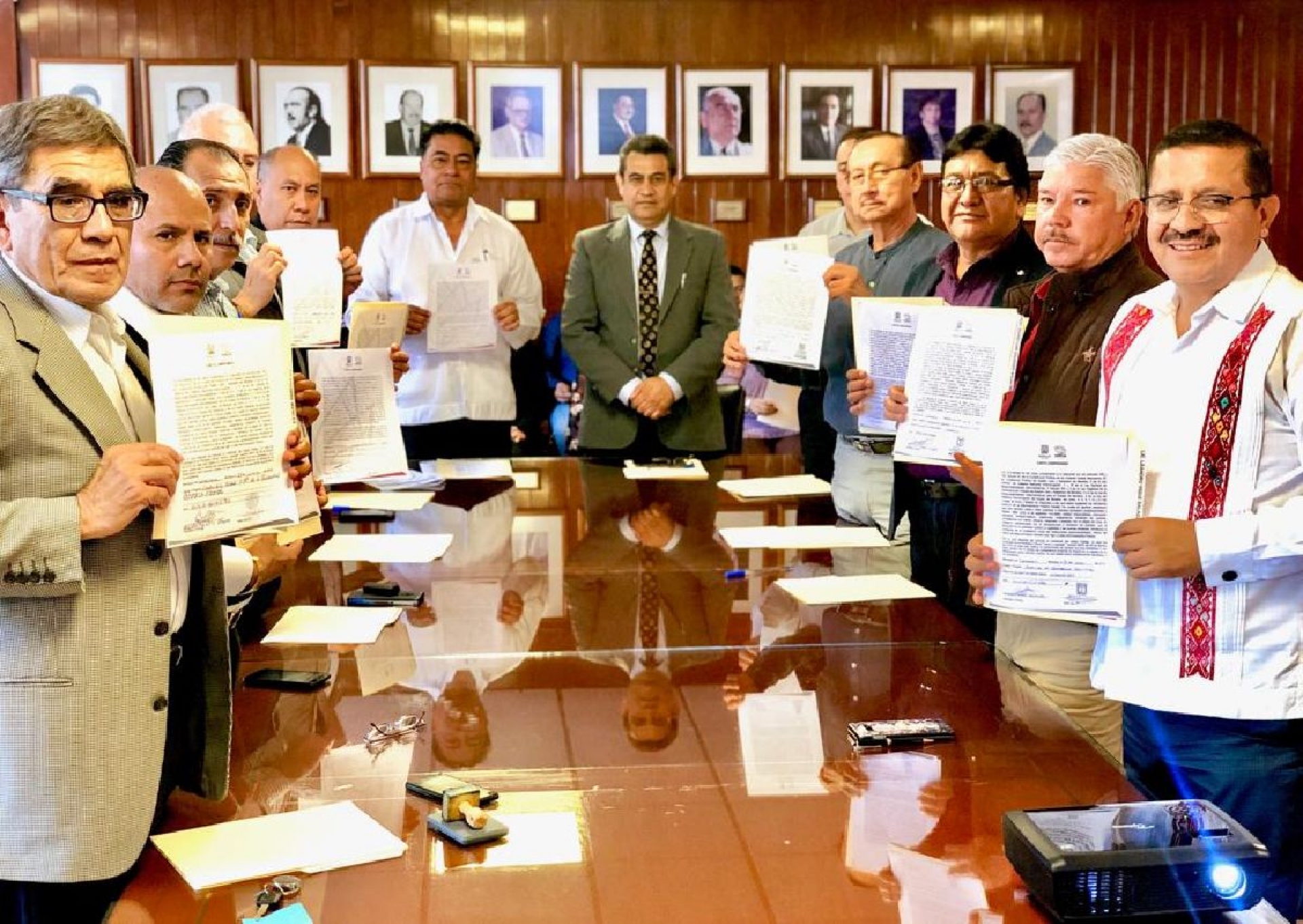 Firman funcionarios del IEBEM Código de Ética