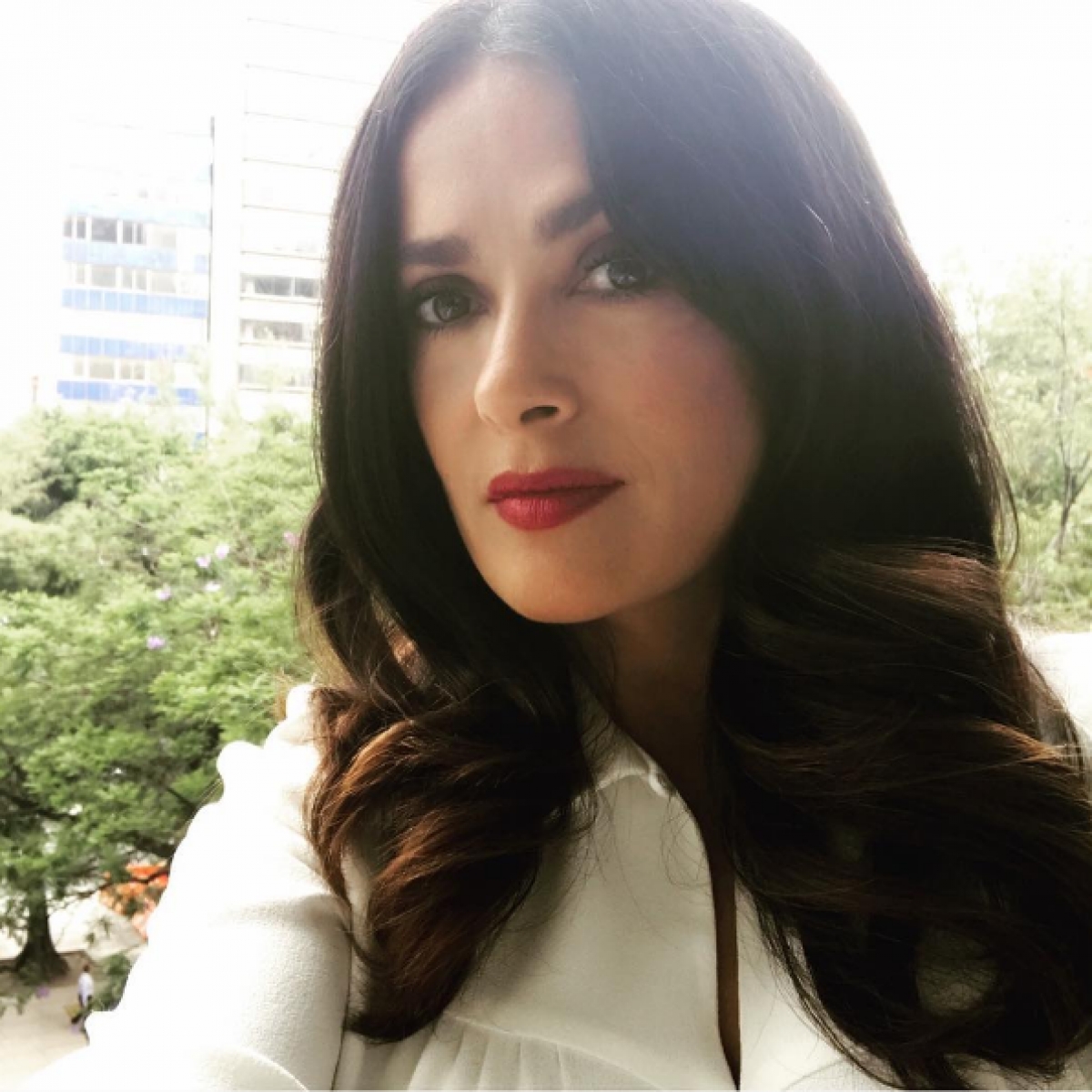 Salma Hayek luce sus canas con orgullo