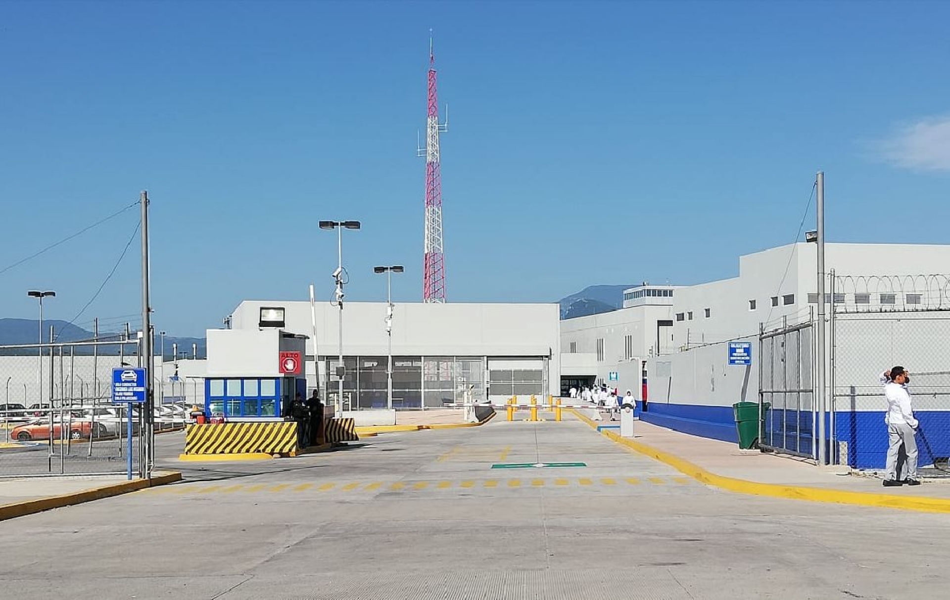 Mantienen trabajadores de Ceprossa plantón frente al Cefereso de Michapa