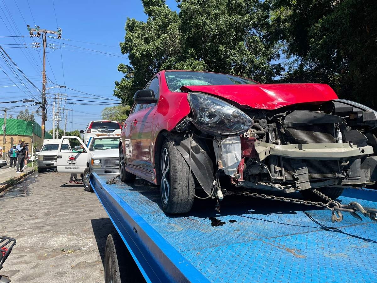 Choque entre una camioneta y un auto deja daños materiales