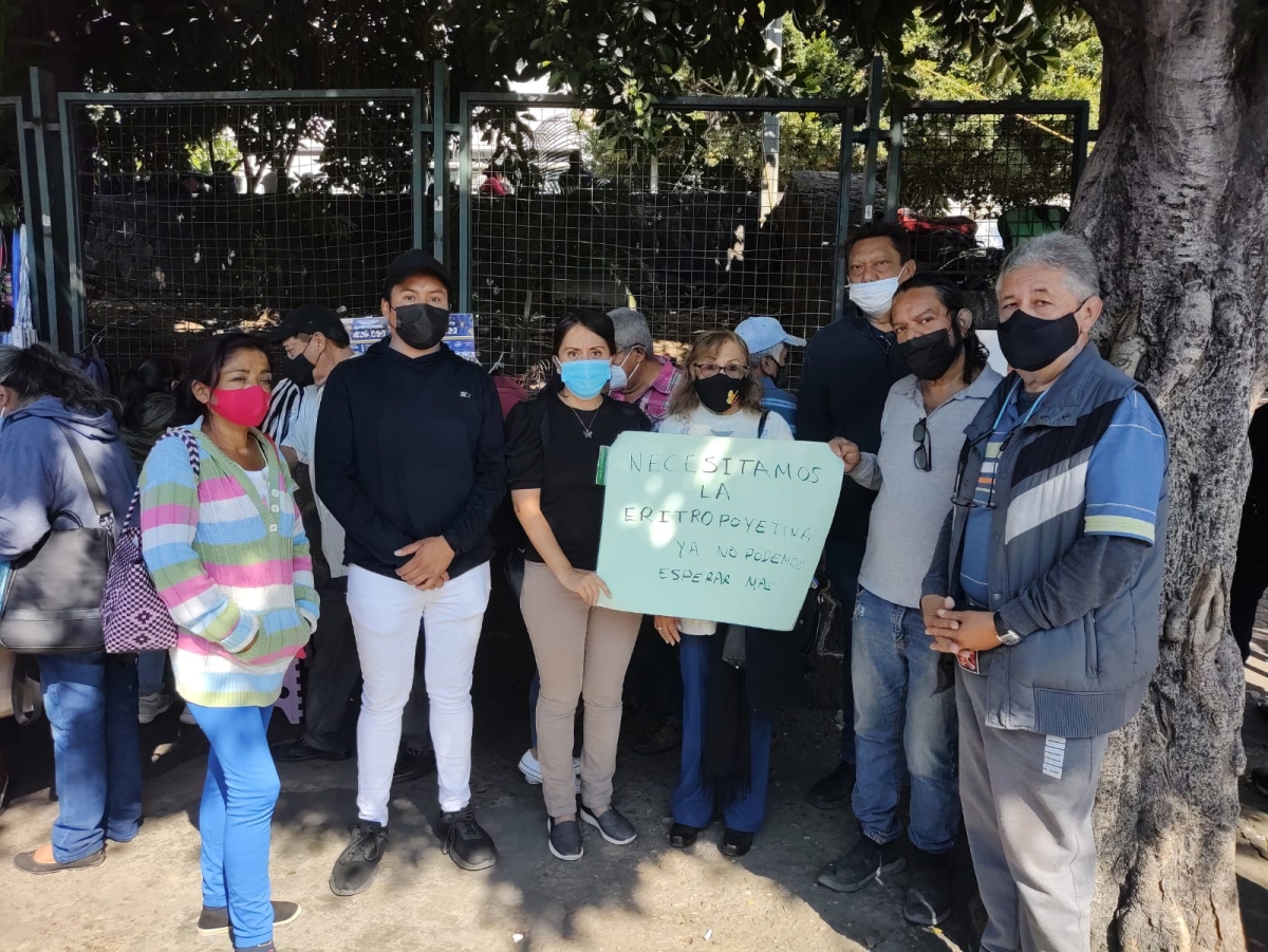 Familiares y pacientes con diabetes se manifestaron frente al IMSS en Cuernavaca