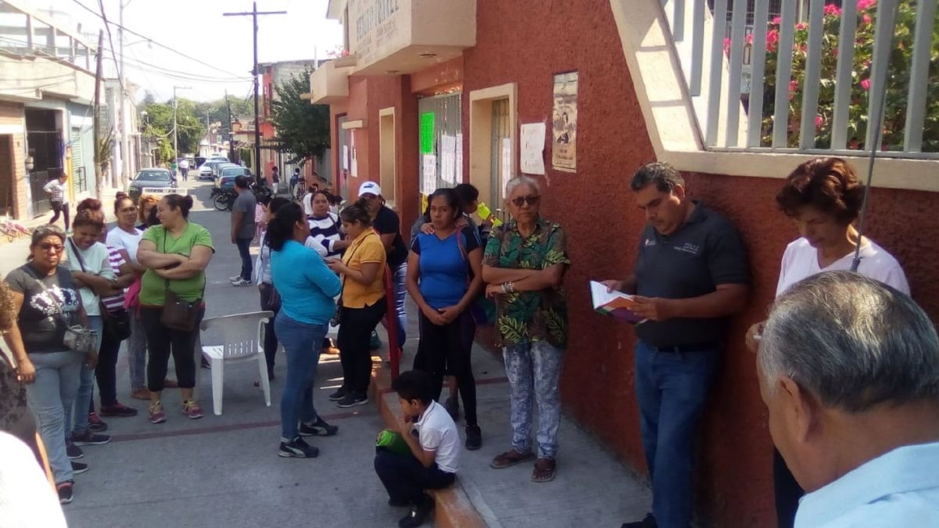 Padres de familia toman instalaciones de primaria en Mazatepec