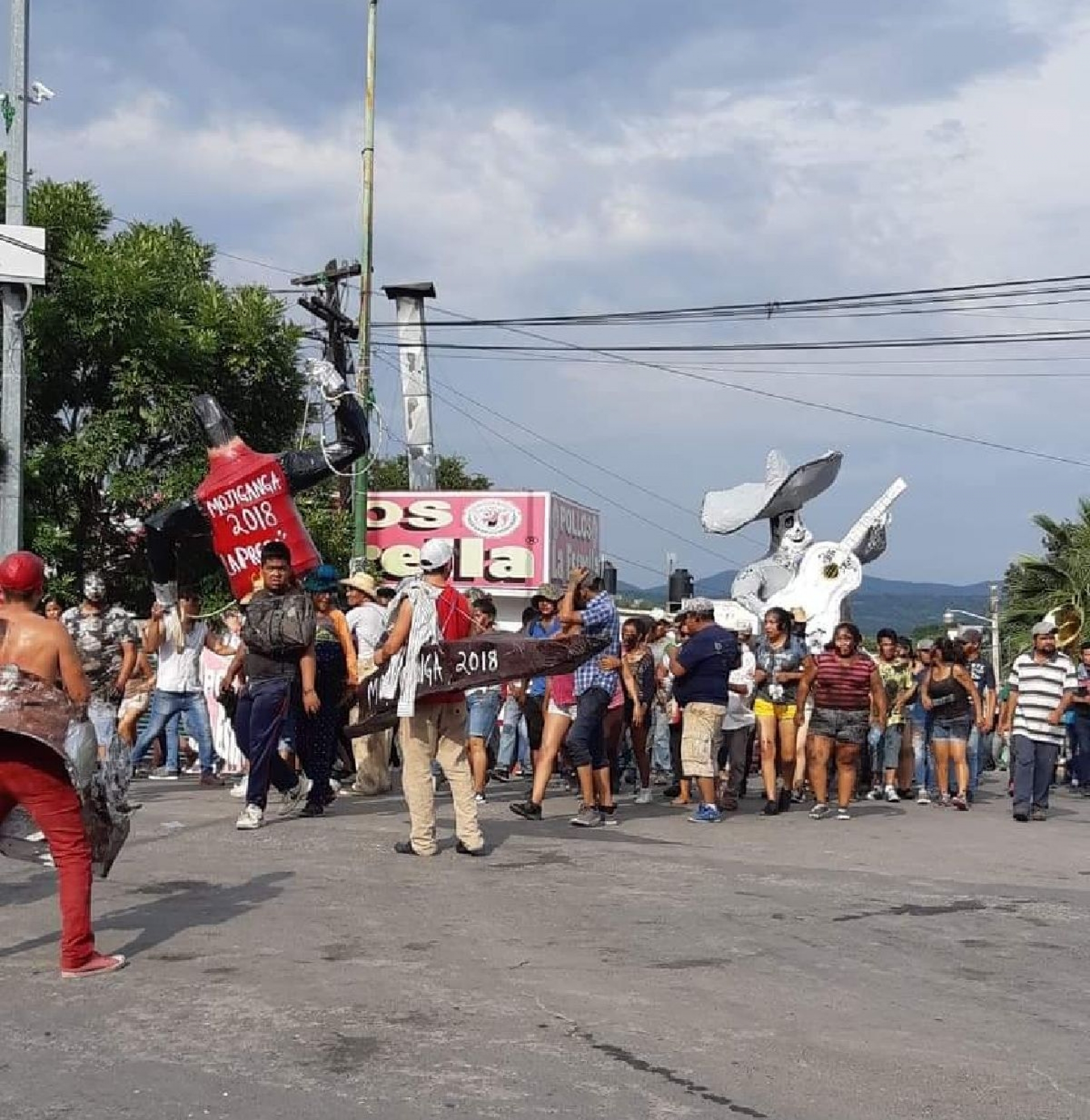 Lleva la mojiganga la fiesta, música y color a Mazatepec