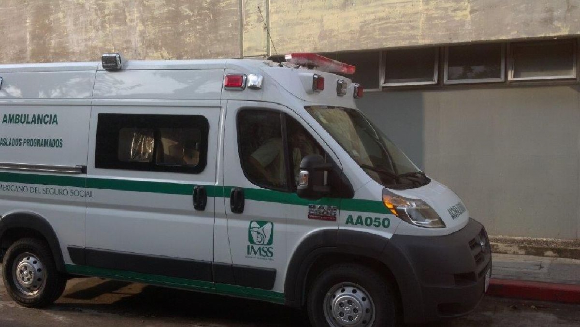 IMSS brinda traslados de pacientes con ambulancias certificadas