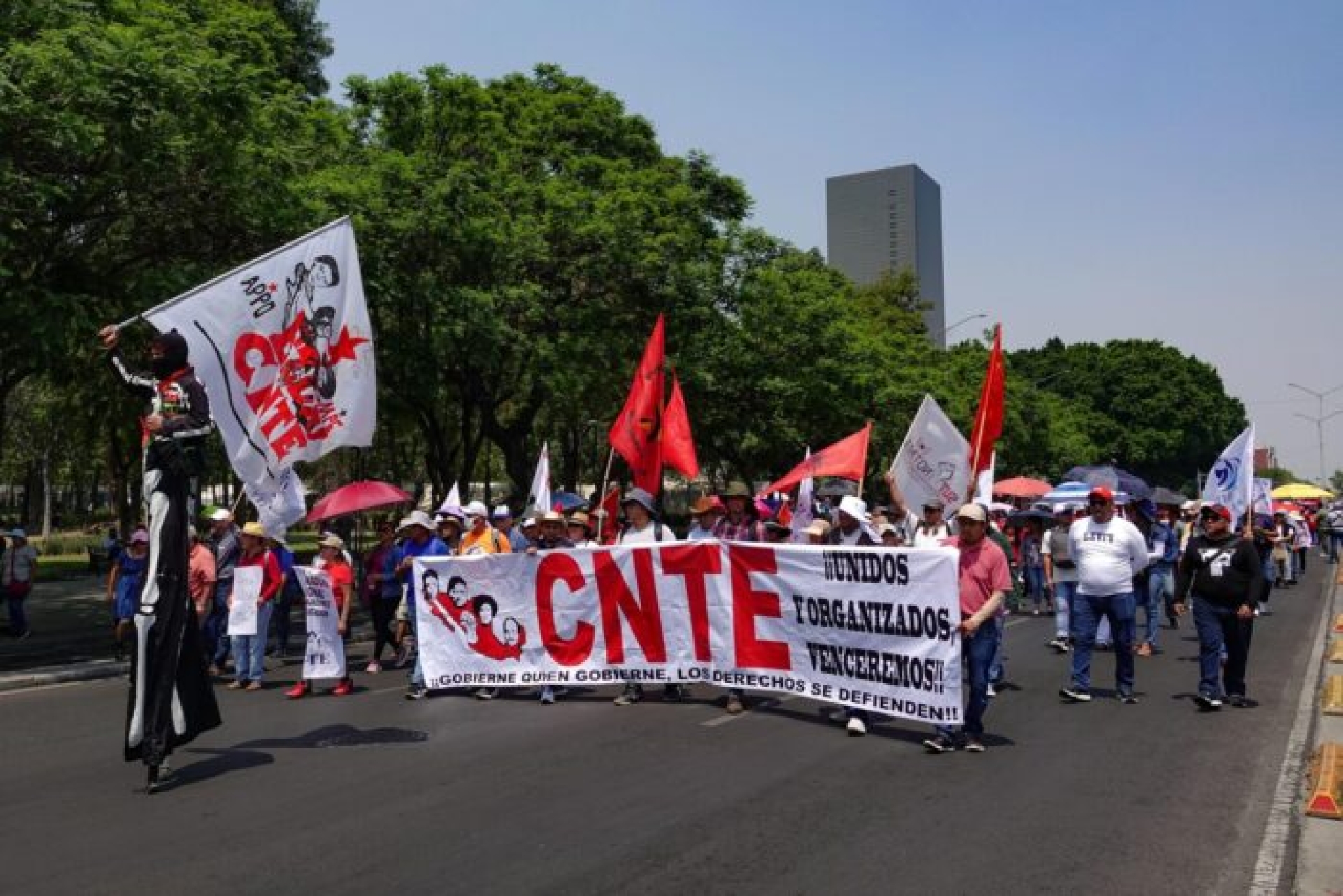 Maestros califican de 'burla' el reciente aumento salarial
