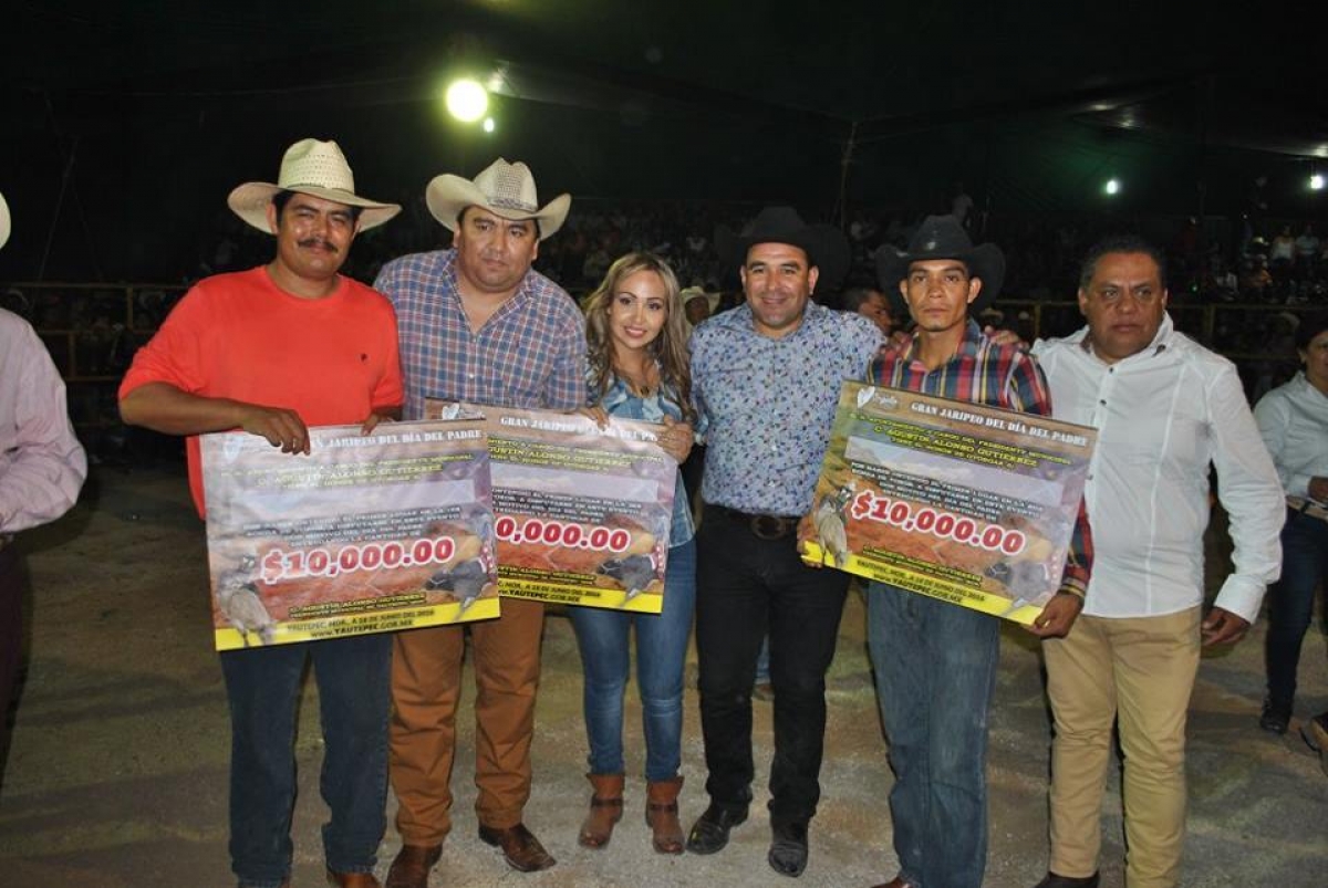 Festejan en grande a los papás de Yautepec