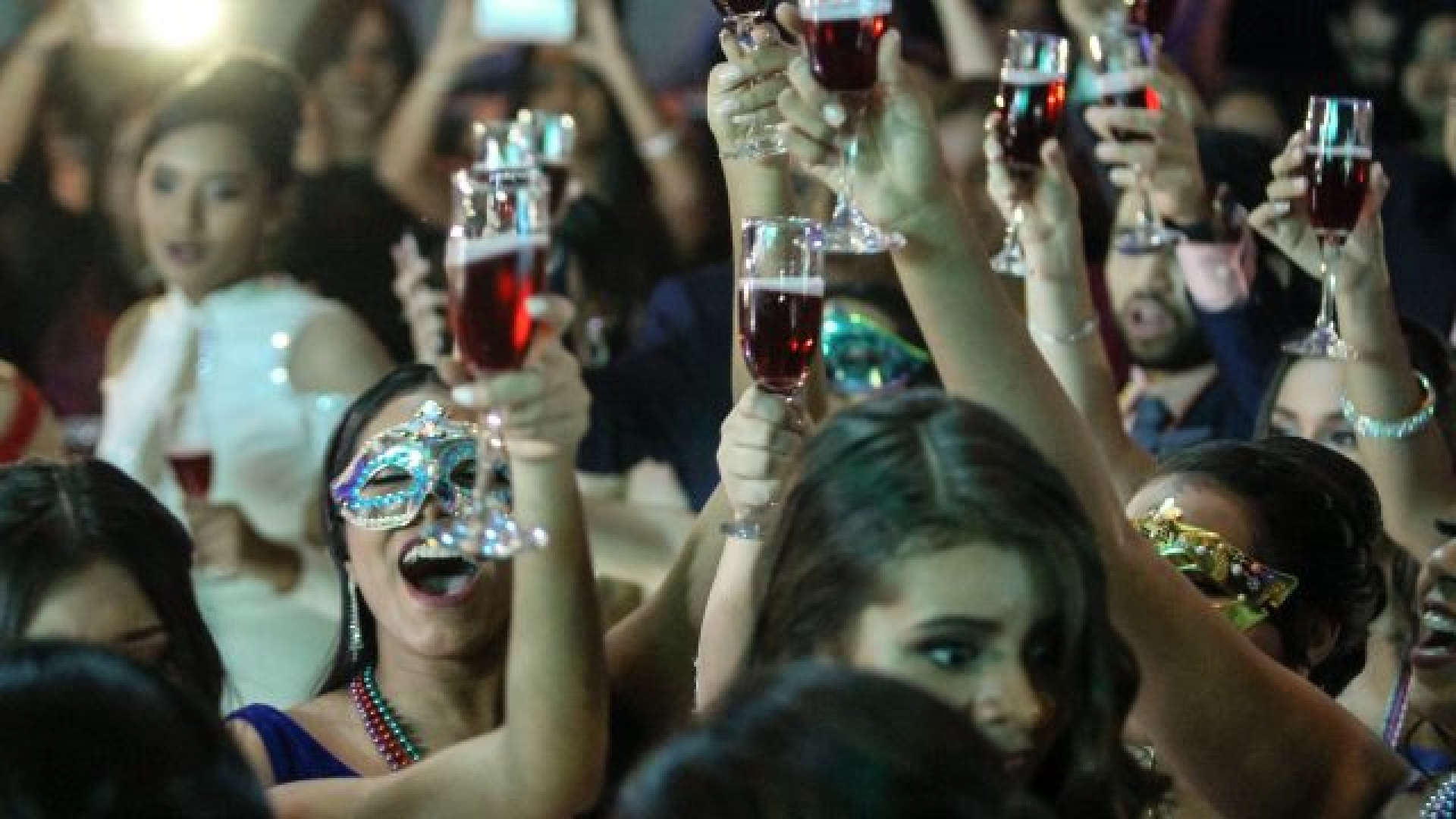 ‘¿Realmente necesitan ir de fiesta?’, cuestiona la OMS a jóvenes ante Covid-19
