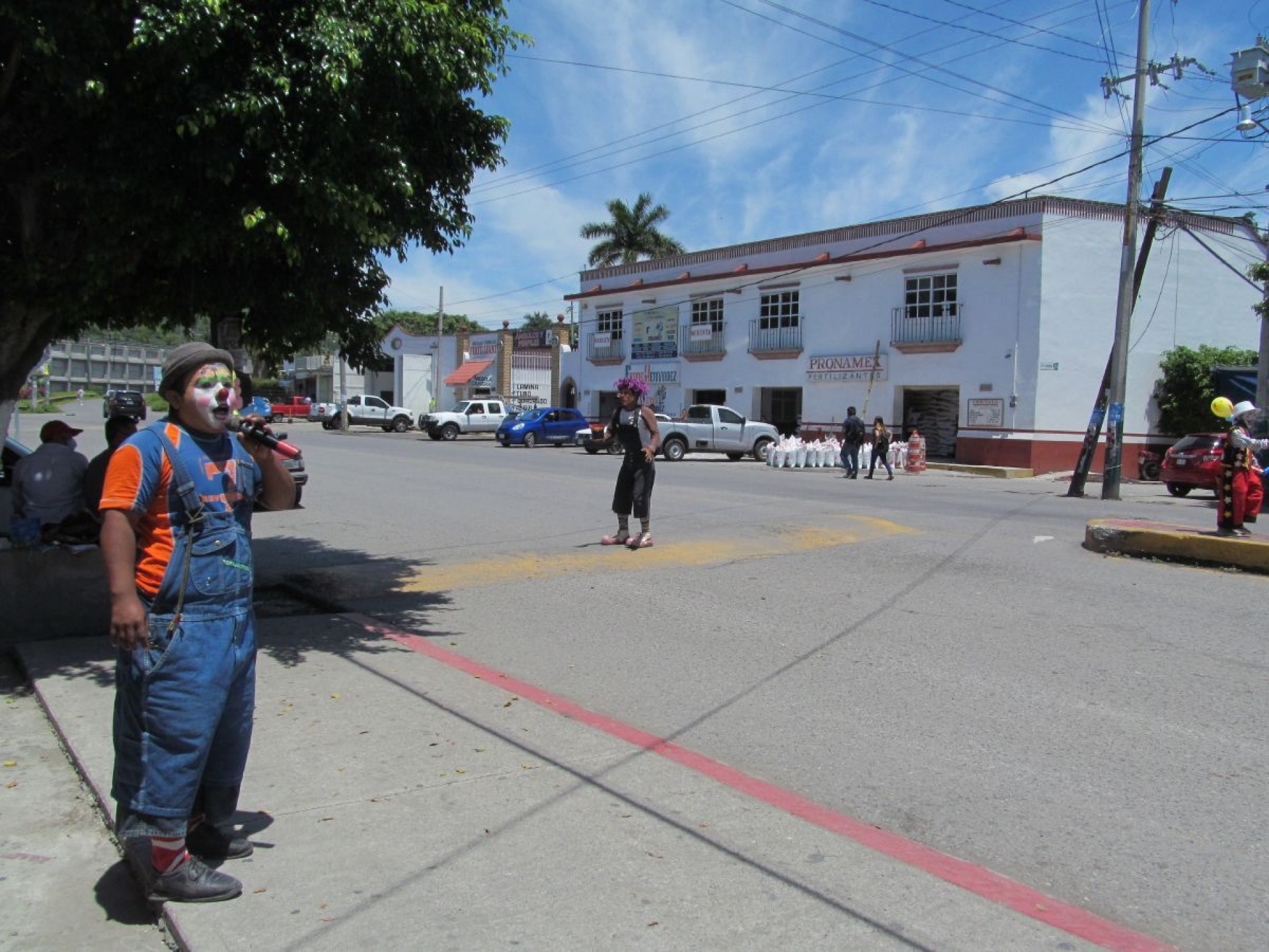 Payasos salen a las calles en busca de recursos para sobrevivir