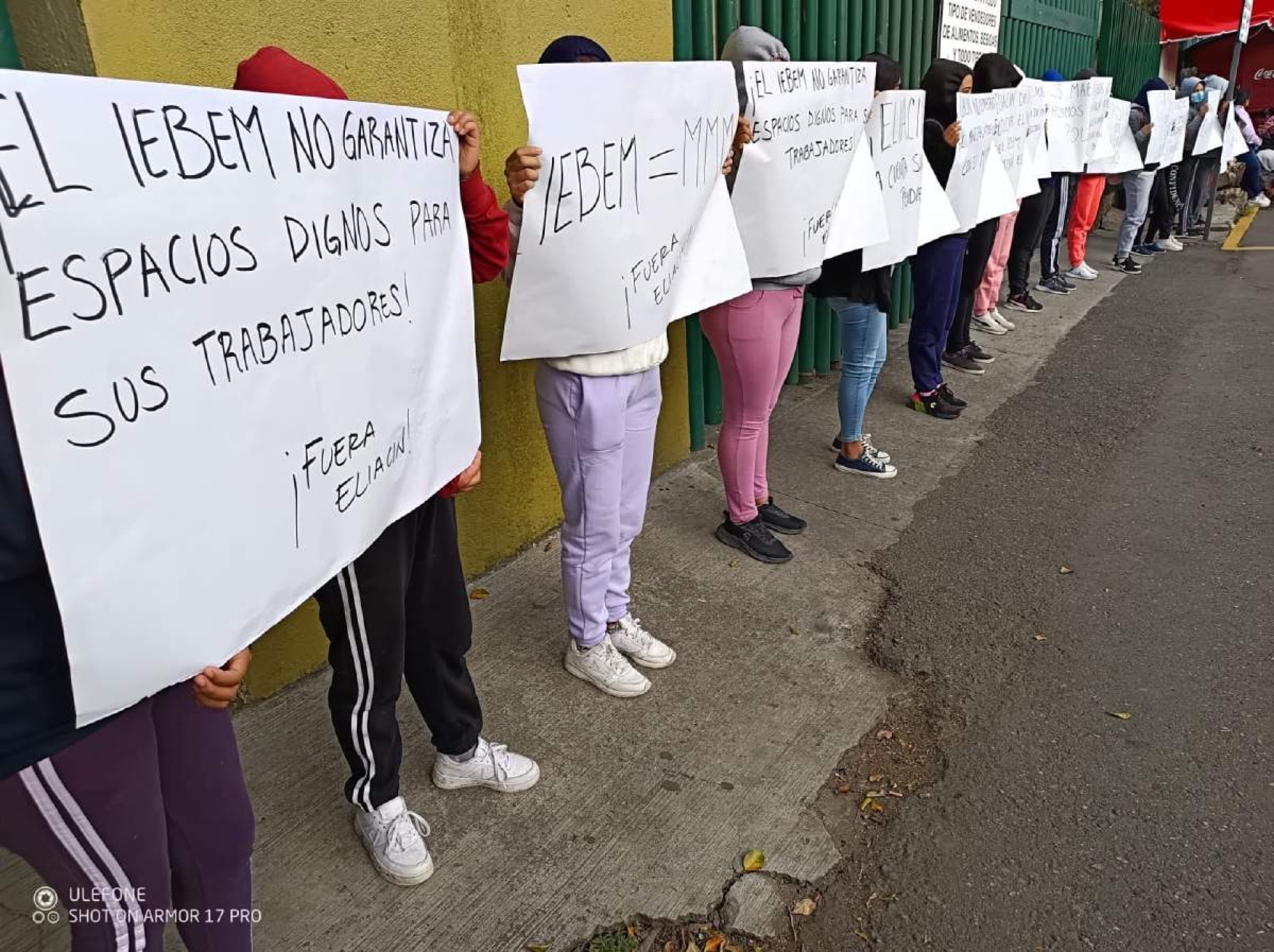Manifestantes cierran accesos al IEBEM