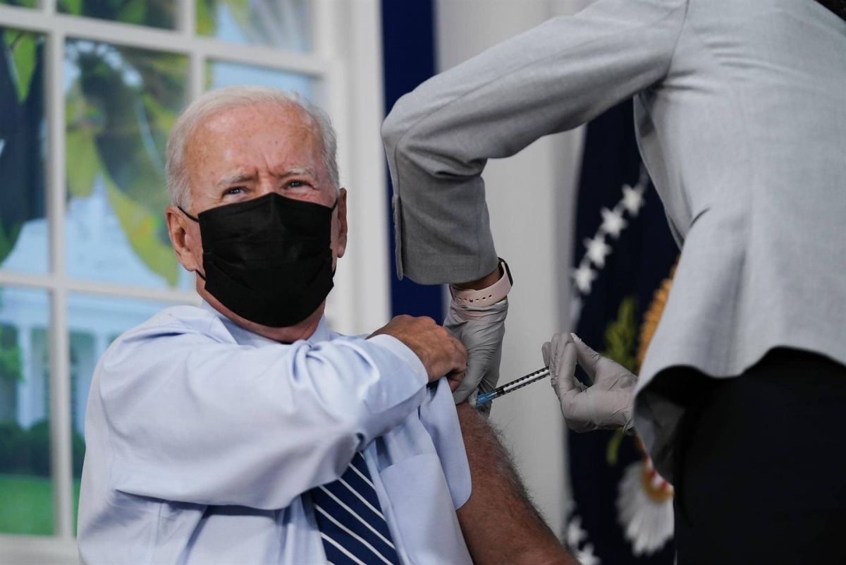 Joe Biden recibe tercera dosis de vacuna COVID de Pfizer