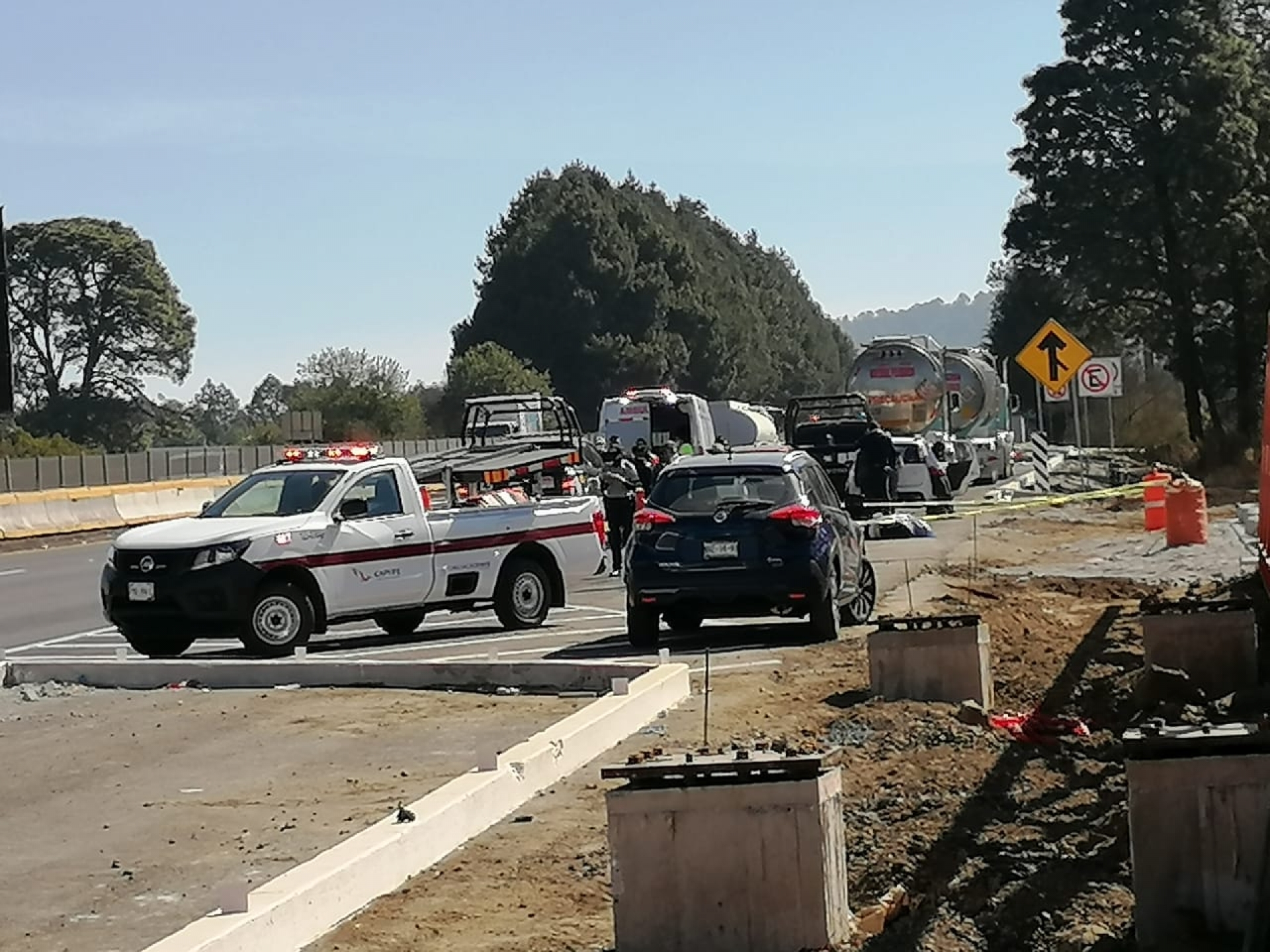 Hallan cadáver a un costado de la autopista México-Cuernavaca, en Huitzilac