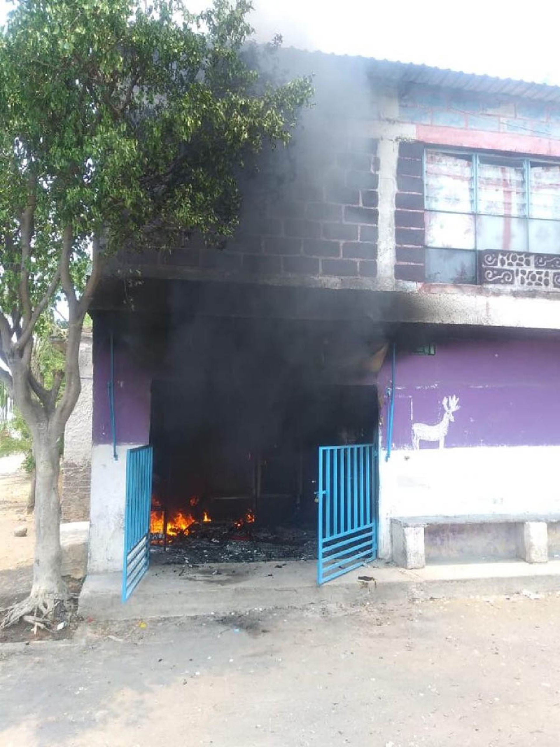 Queman casa donde presuntamente vendían mezcal adulterado