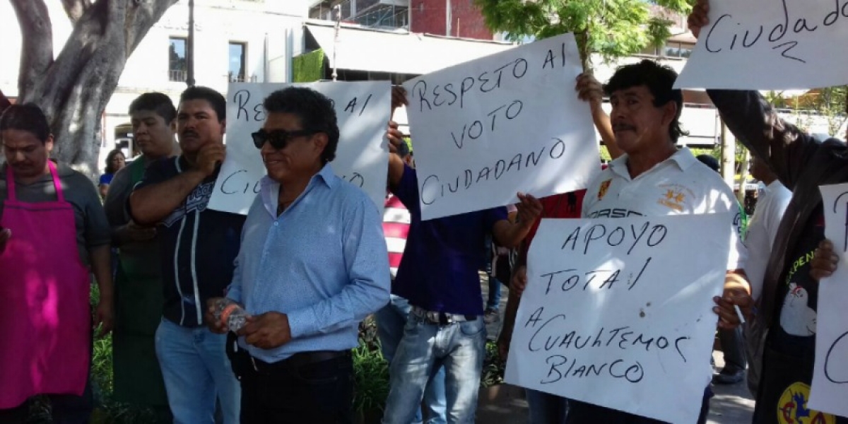 Toman comerciantes Ayuntamiento de Cuernavaca; manifiestan apoyo a Cuauhtémoc Blanco