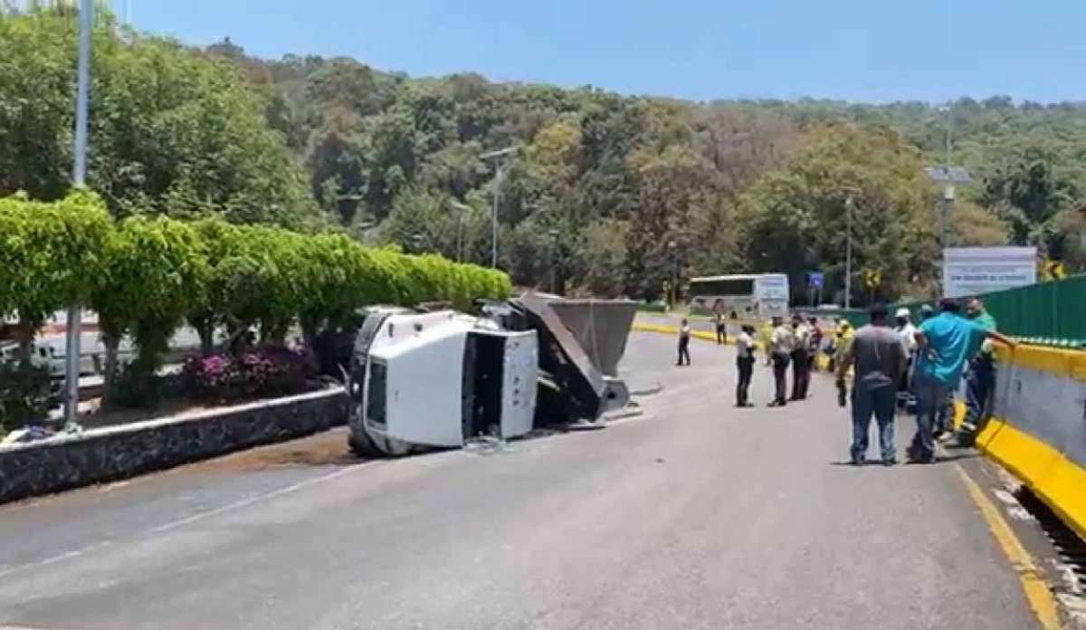 Vuelca camión de carga en “La Pera”