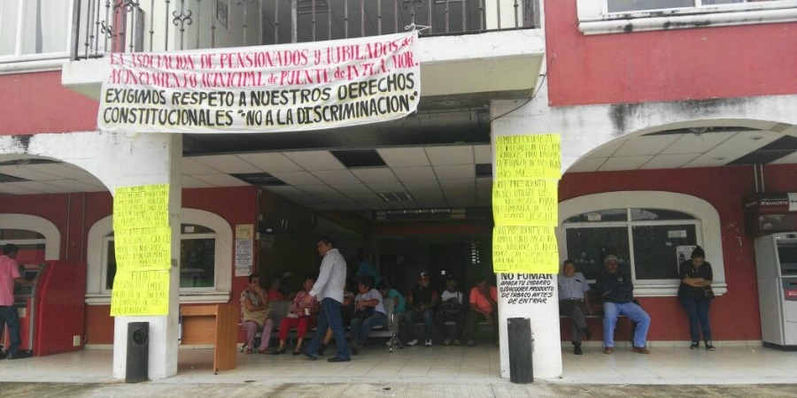 Toman trabajadores jubilados instalaciones del Ayuntamiento de Puente de Ixtla