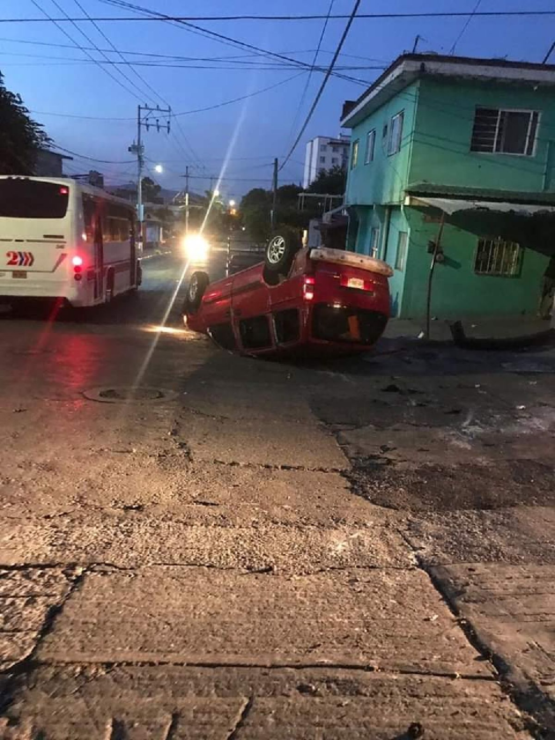 Vuelca camioneta en la Flores Magón