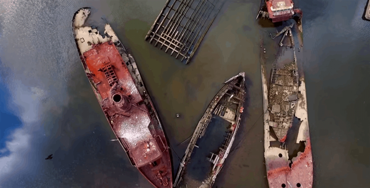 El tétrico espectáculo de un cementerio de barcos, a vista de dron