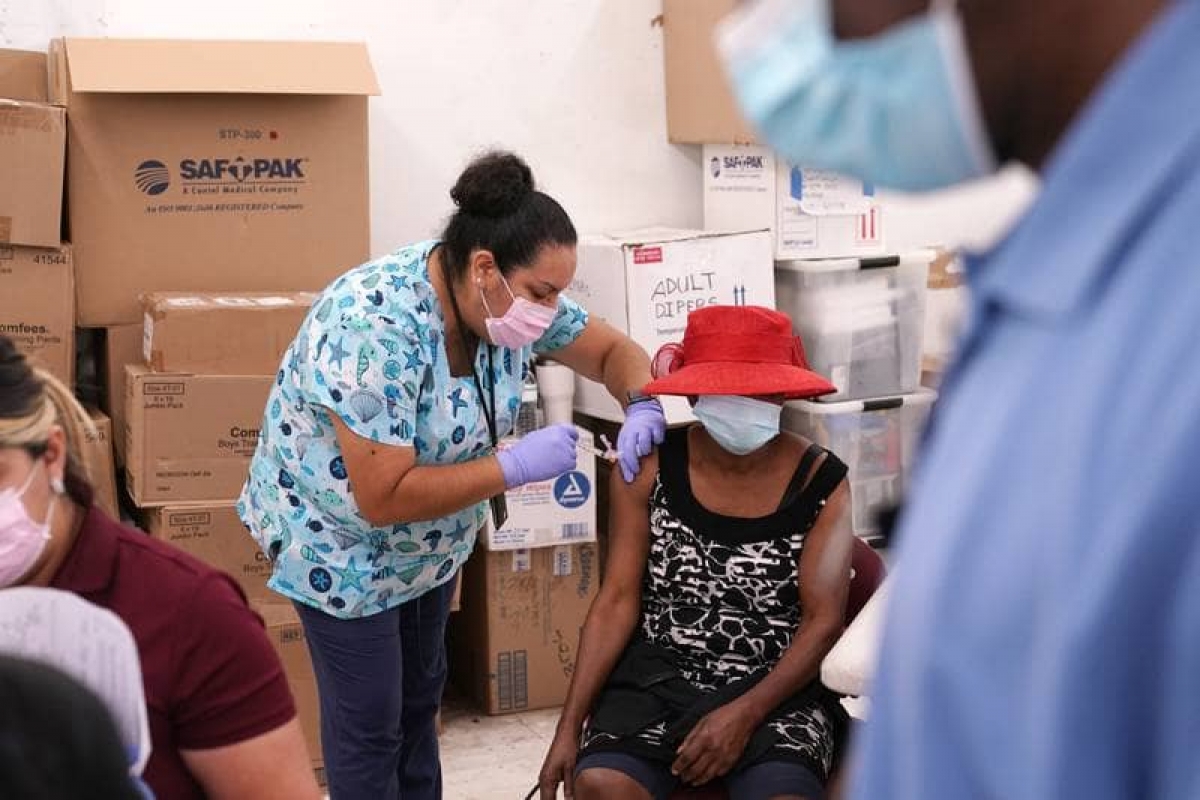 Florida facilita vacunación contra COVID para indocumentados