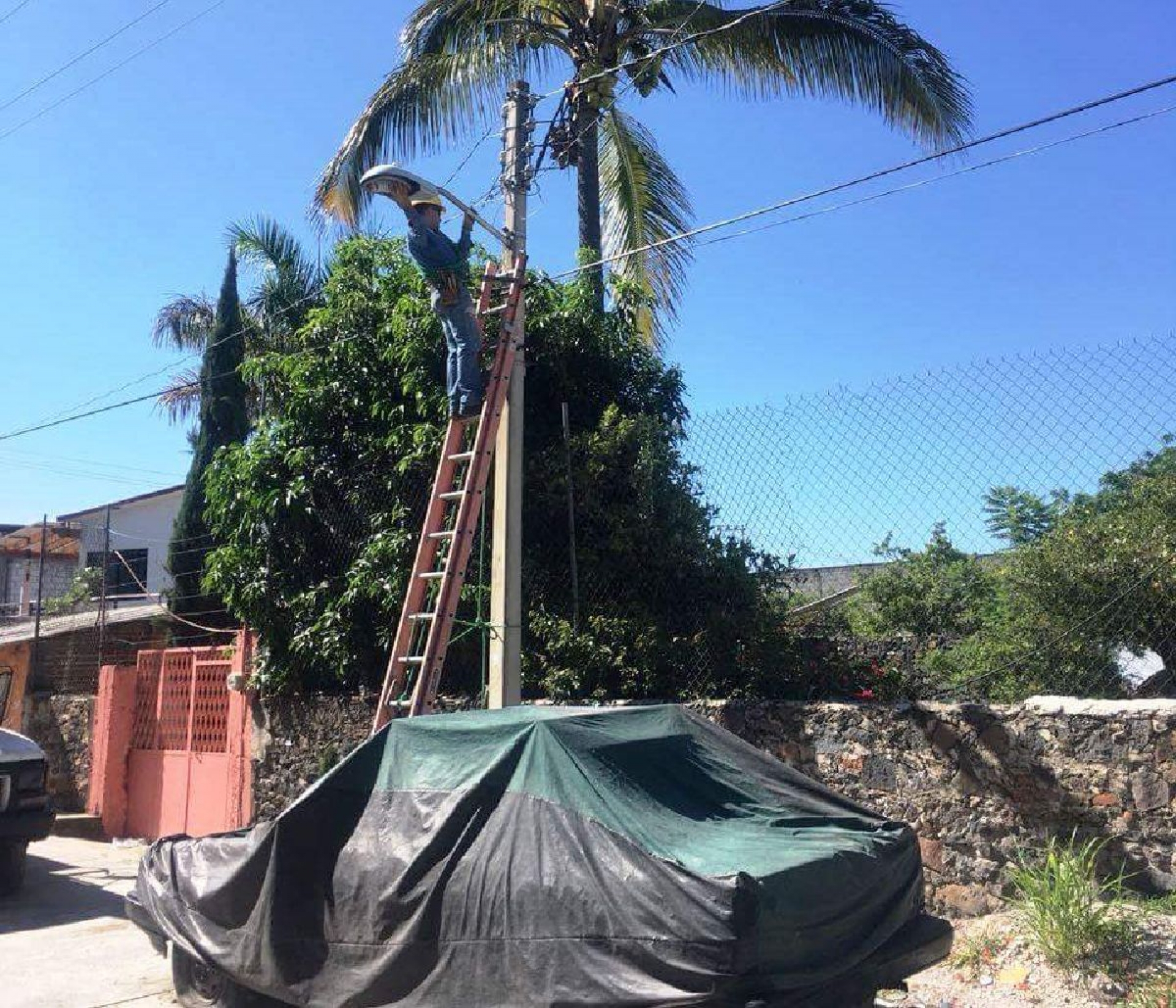 Continúa la renovación de lámparas de Led en Jonacatepec