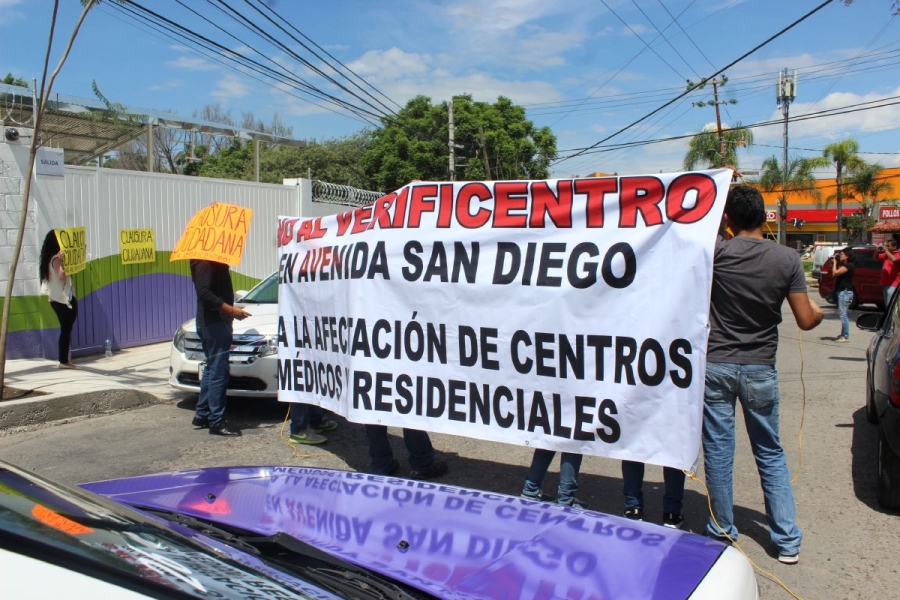 Vecinos bloquean avenida San Diego; protestan por apertura de verificentro