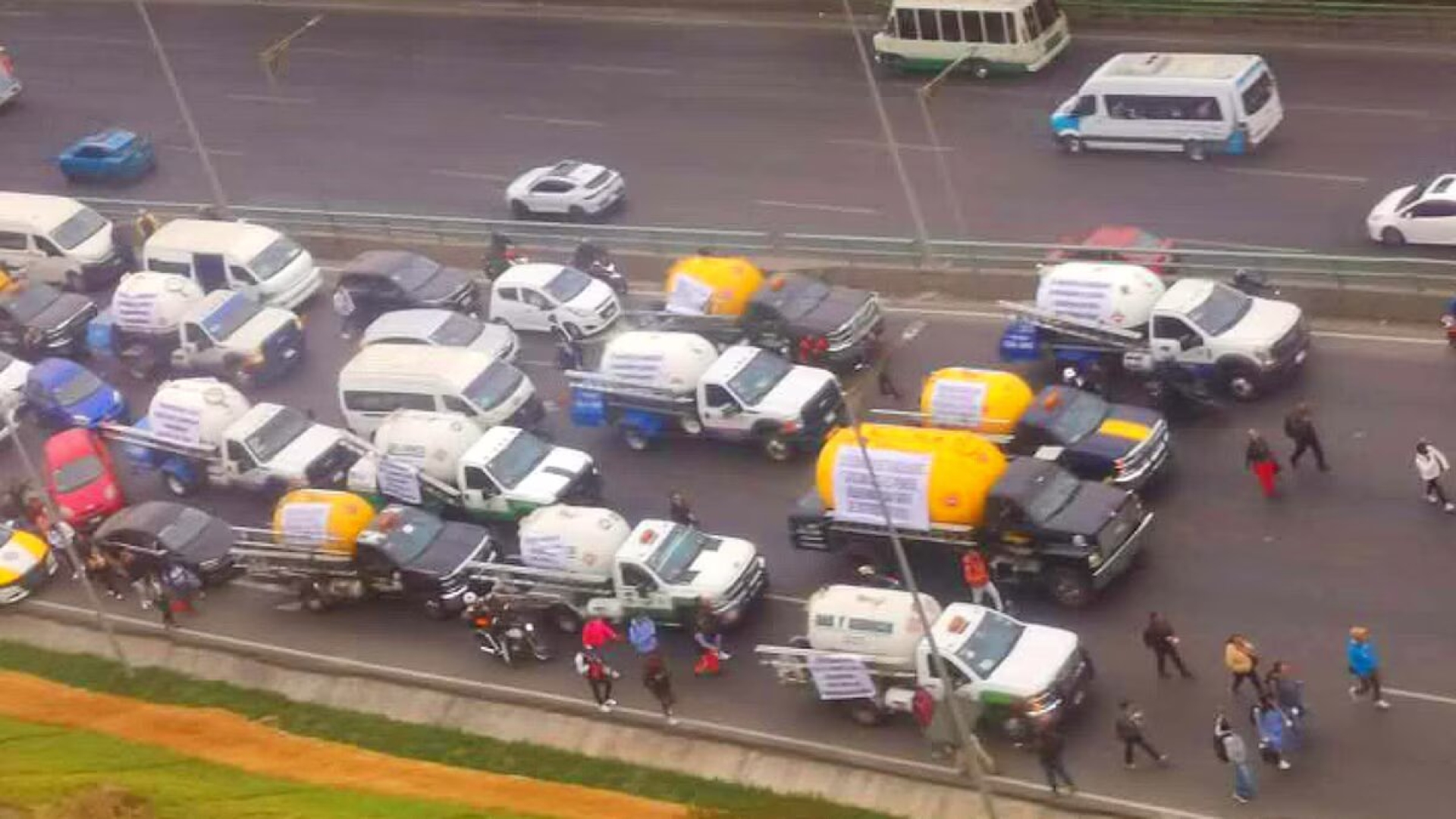Bloqueo de operadores de pipas de gas en la México-Pachuca causa caos vial