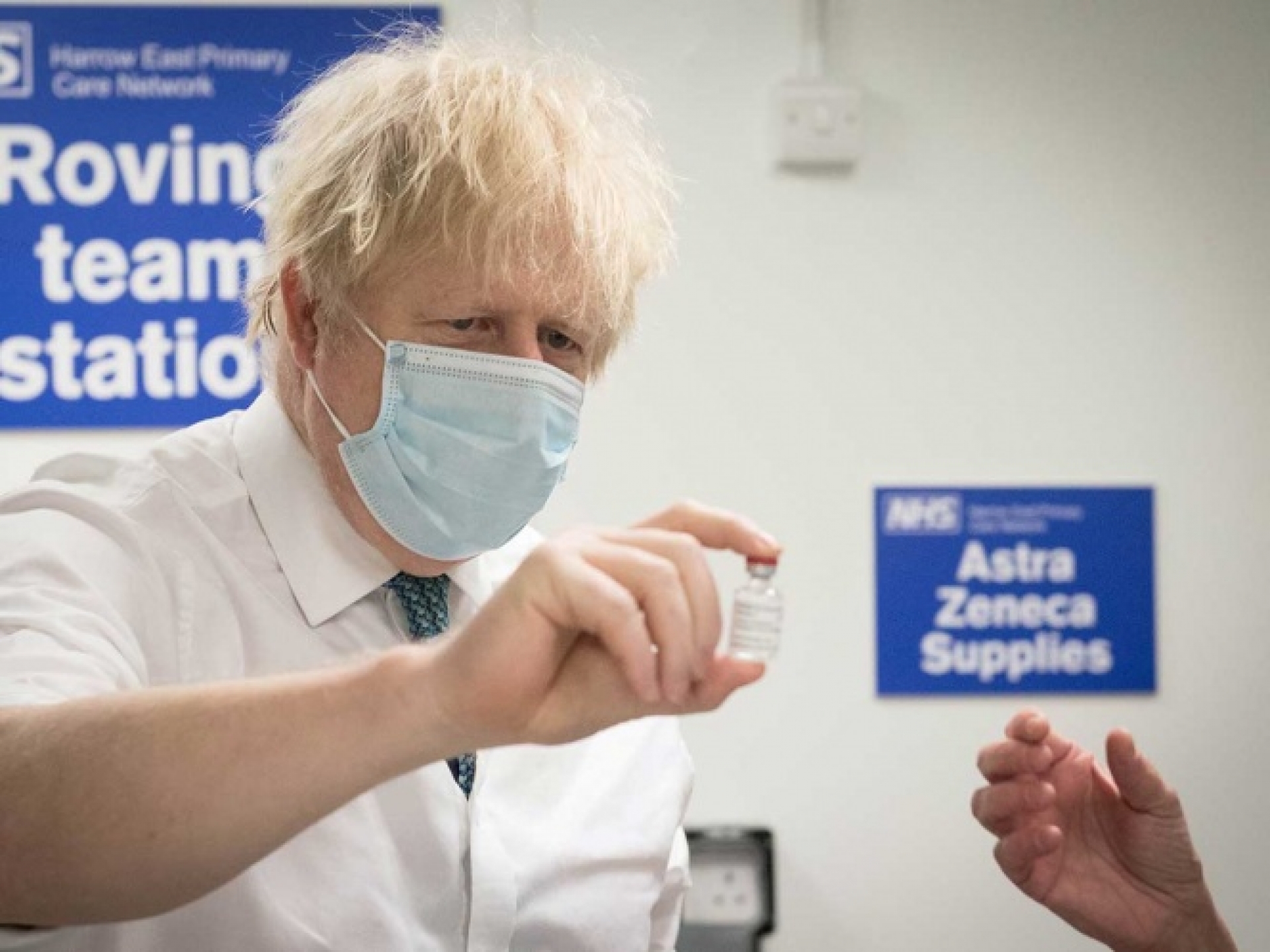 Habrá que vacunarse varias veces contra el COVID: Boris Johnson