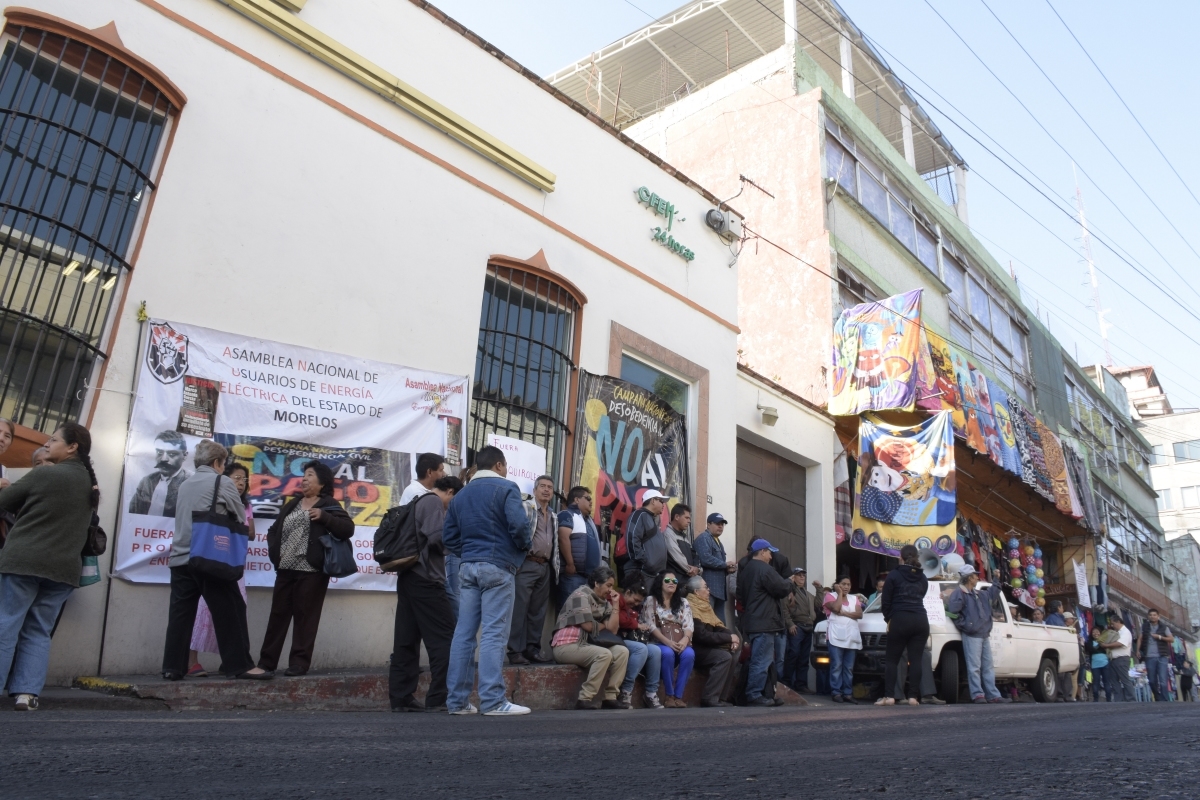 Se manifiesta la ANUEE en oficinas de la CFE